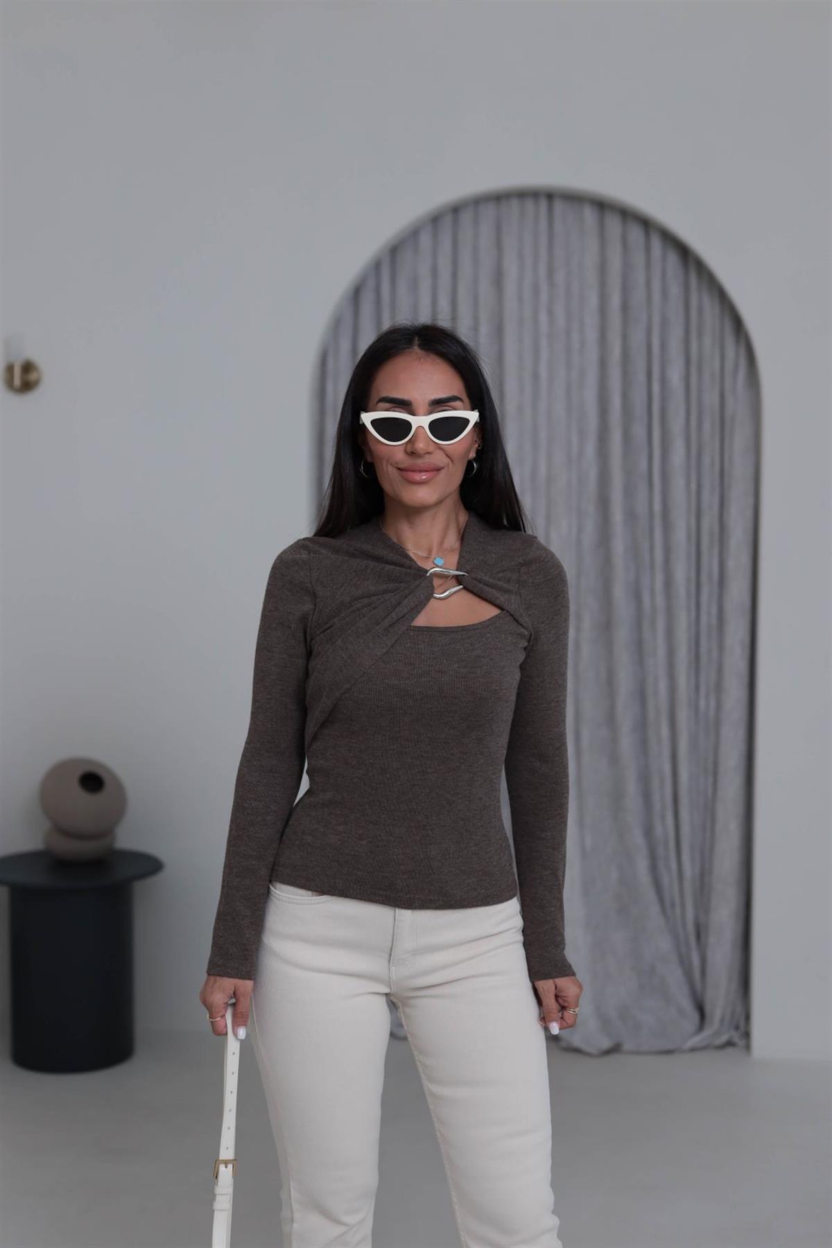 0935 Göğüs Dekolteli Aksesuar Detaylı Uzun Kollu Bluz KAHVE