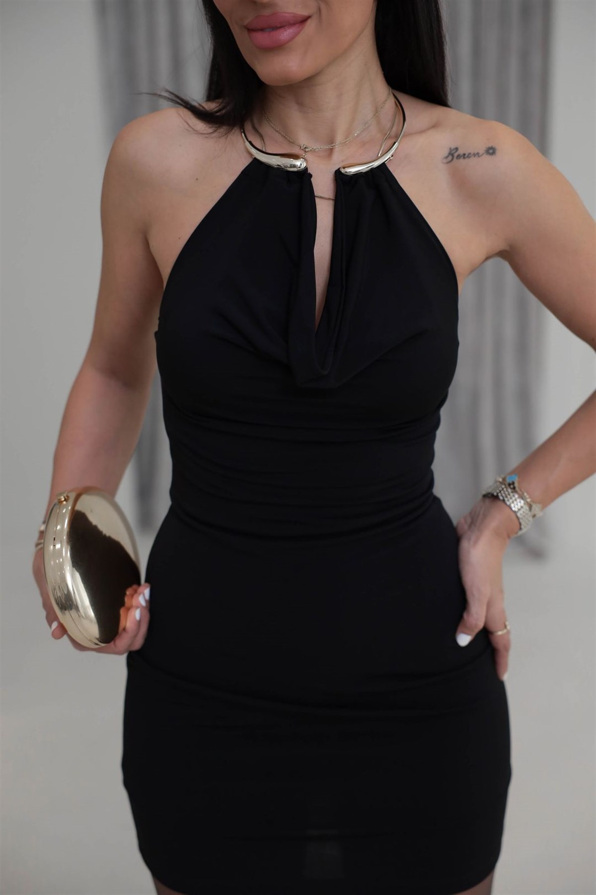 1976 Gold Aksesuarlı Degaje Yaka Mini Sandy Elbise SİYAH