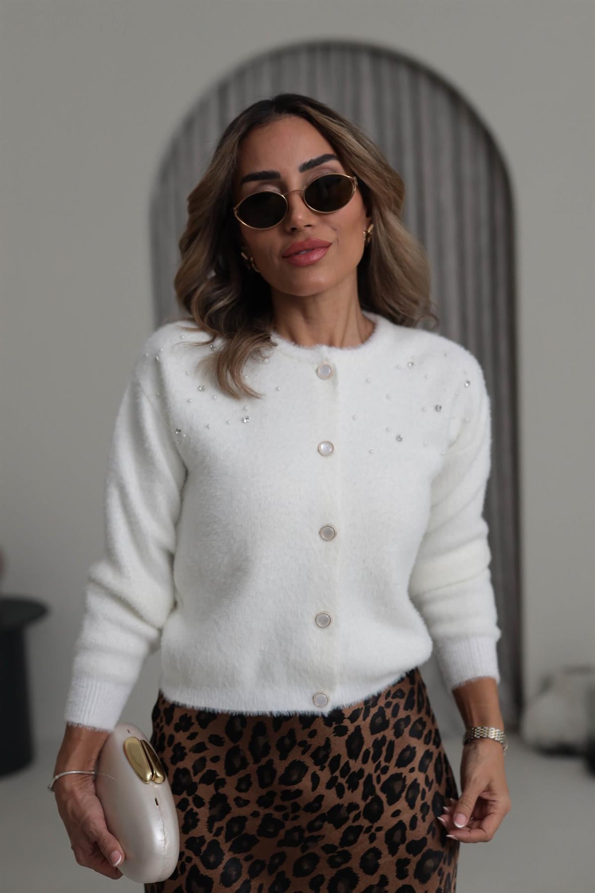 1603 İnci ve Taş İşlemeli Yumoş Triko Hırka EKRU