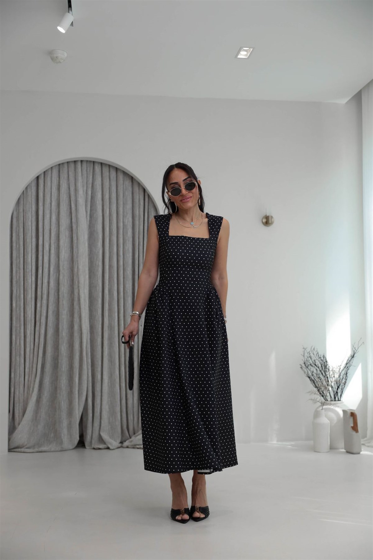 3950 Kalın Askılı Kare Yaka Puantiyeli Vintage Elbise SİYAH