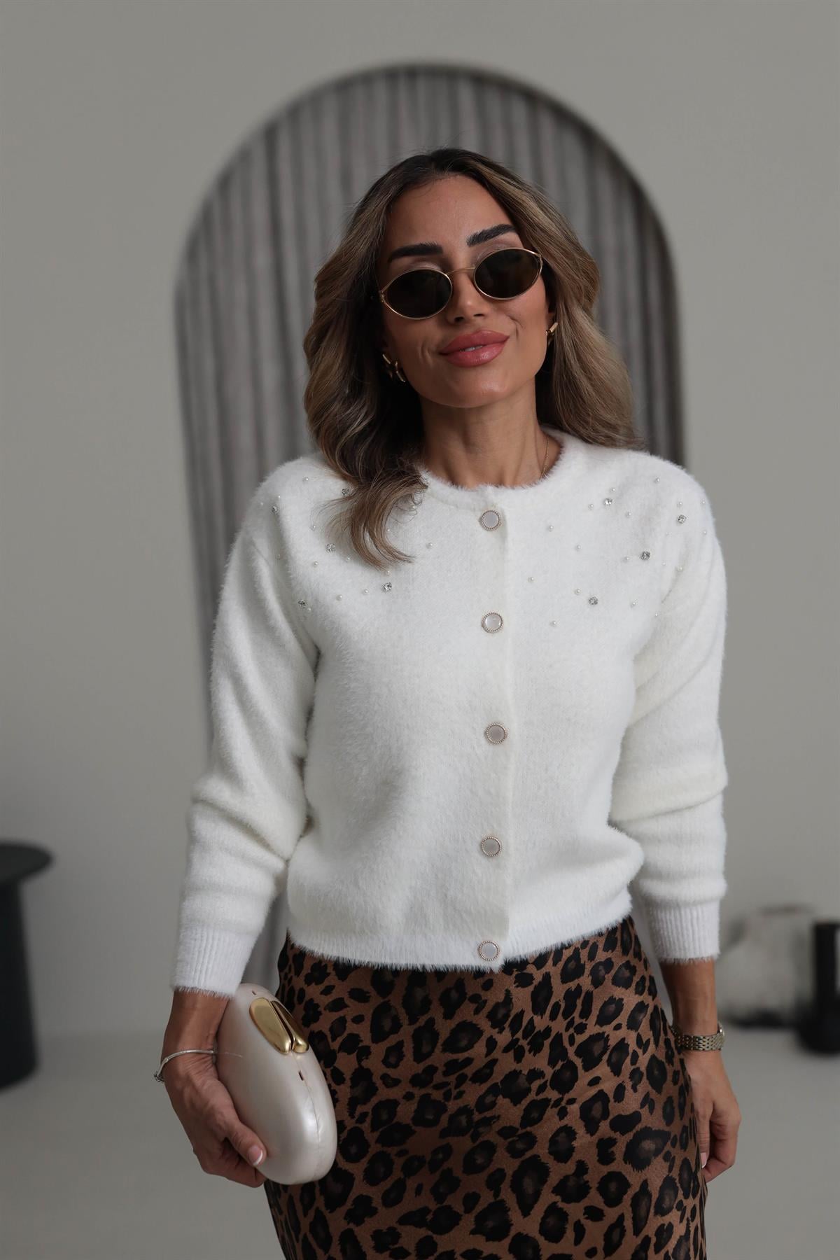 1603 İnci ve Taş İşlemeli Yumoş Triko Hırka EKRU