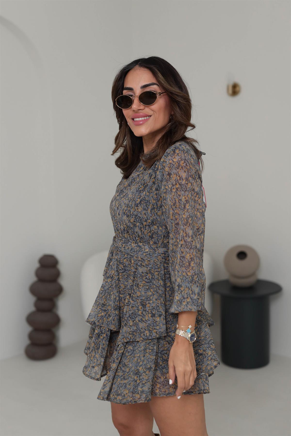 1011 Omuzları Vatkalı Floral Desen Katlı Elbise GRİ