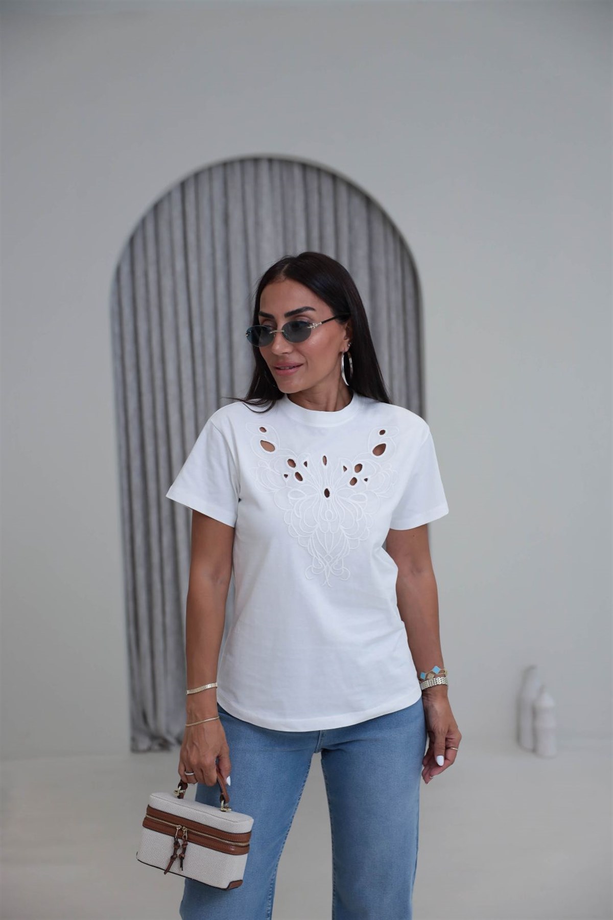 1102 Nakış Detaylı Tshirt BEYAZ