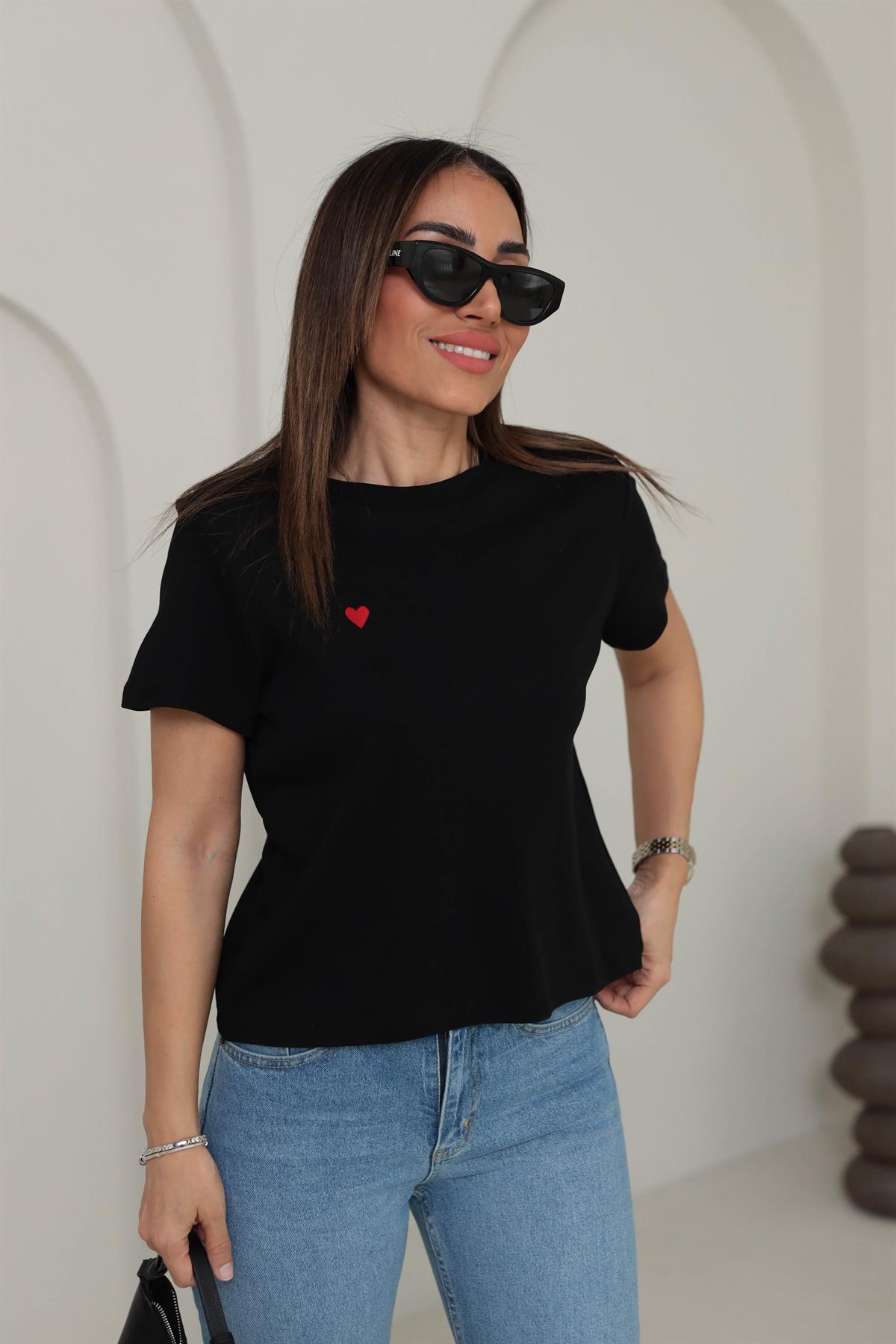 0584 Bisiklet Yaka Kalp Nakış Tshirt SİYAH