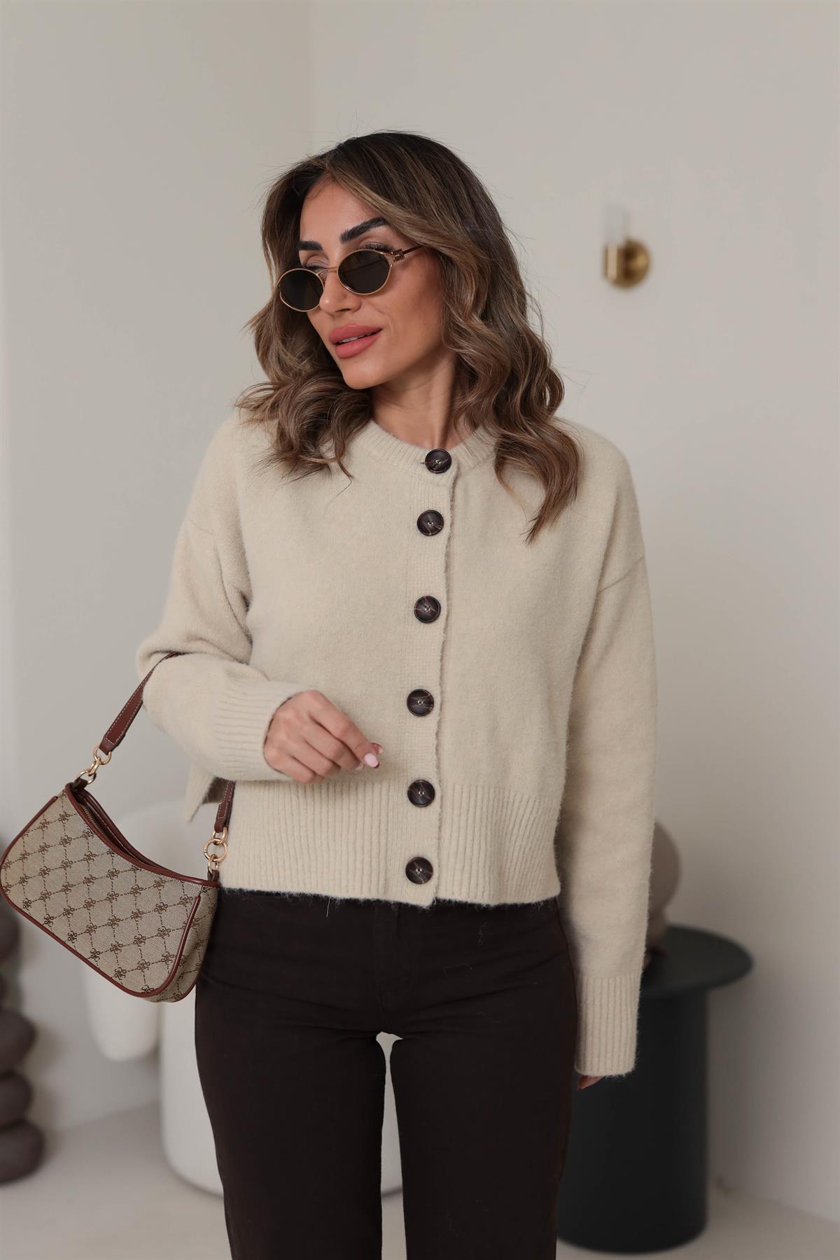 0280 Düğmeli Yumoş Yanları Yırtmaçlı Hırka KOYU BEJ