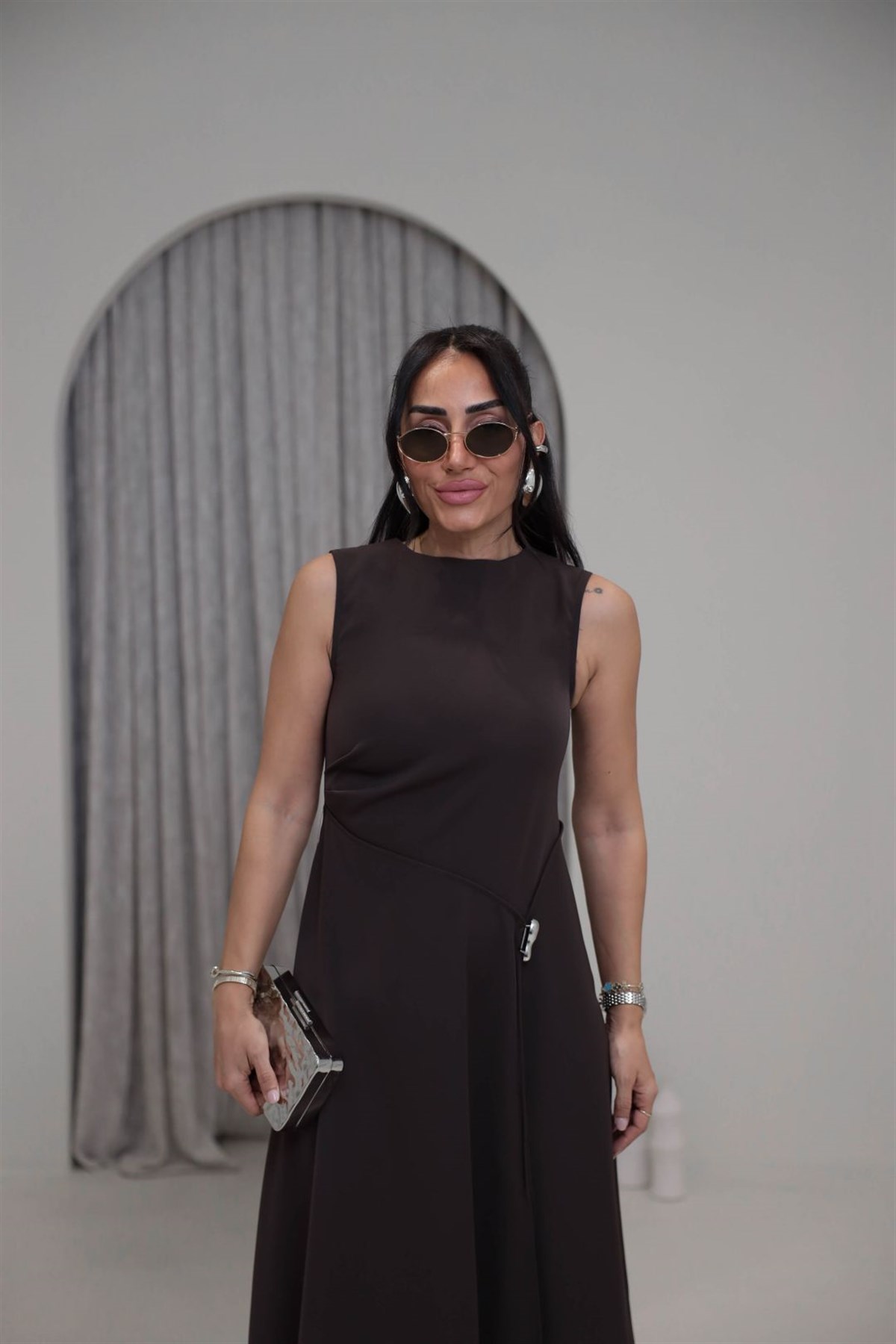 0050 Önü Yırtmaçlı Aksesuarlı Elbise ACI KAHVE