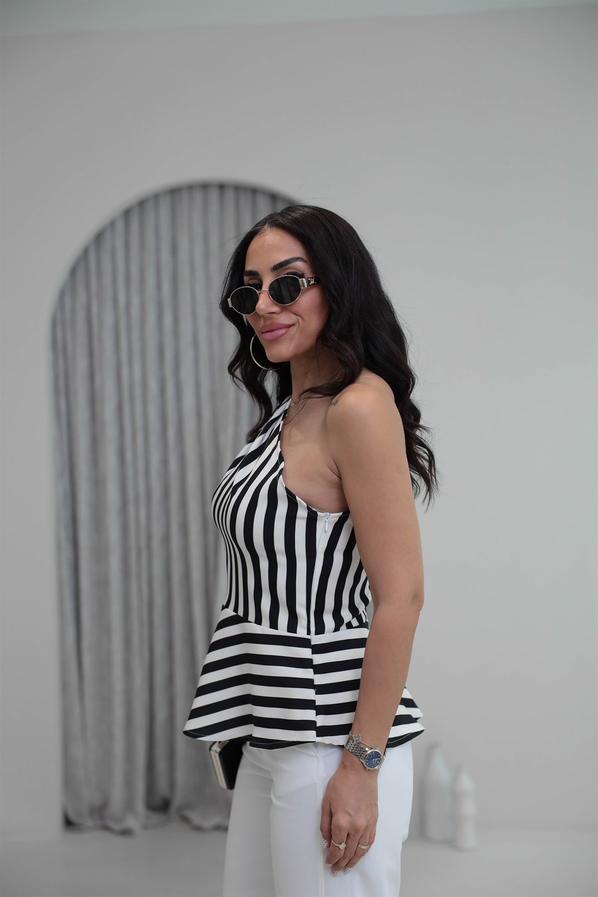 1808 Tek Omuz Drapeli Volanlı Çizgili Bluz SİYAH-EKRU