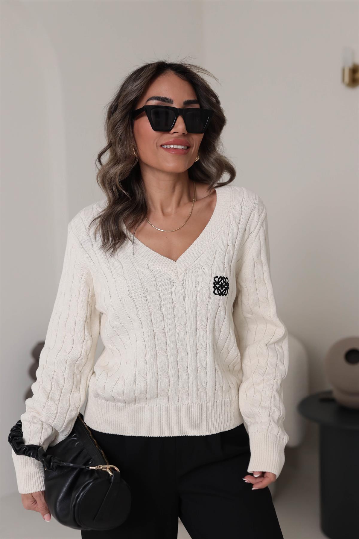 2428 V Yaka Nakışlı Saç Örgü Kazak KREM