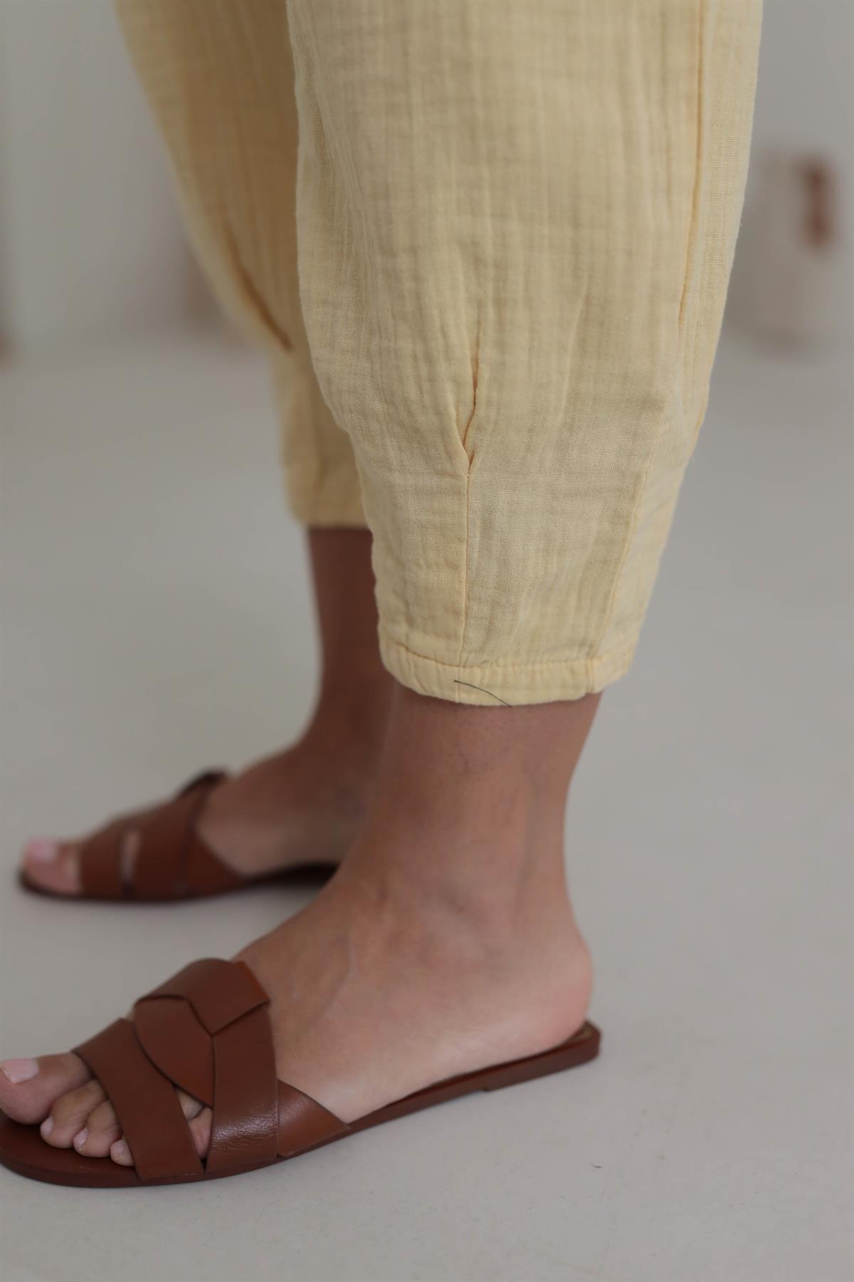 0255Y Paçası Pensli Müslin Pantolon AÇIK SARI