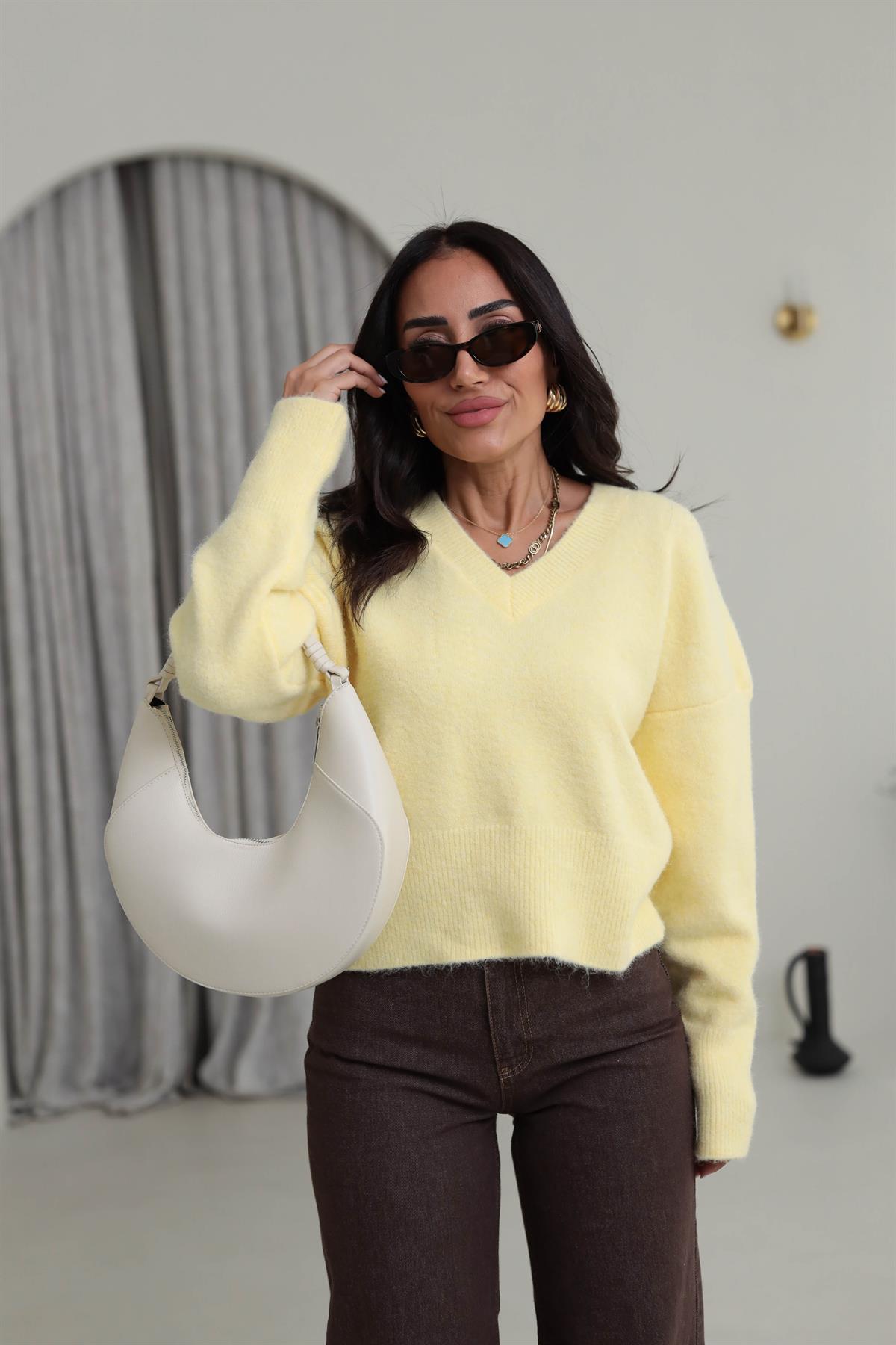 0645 V Yaka Yumuşak Dokulu Triko Kazak SARI