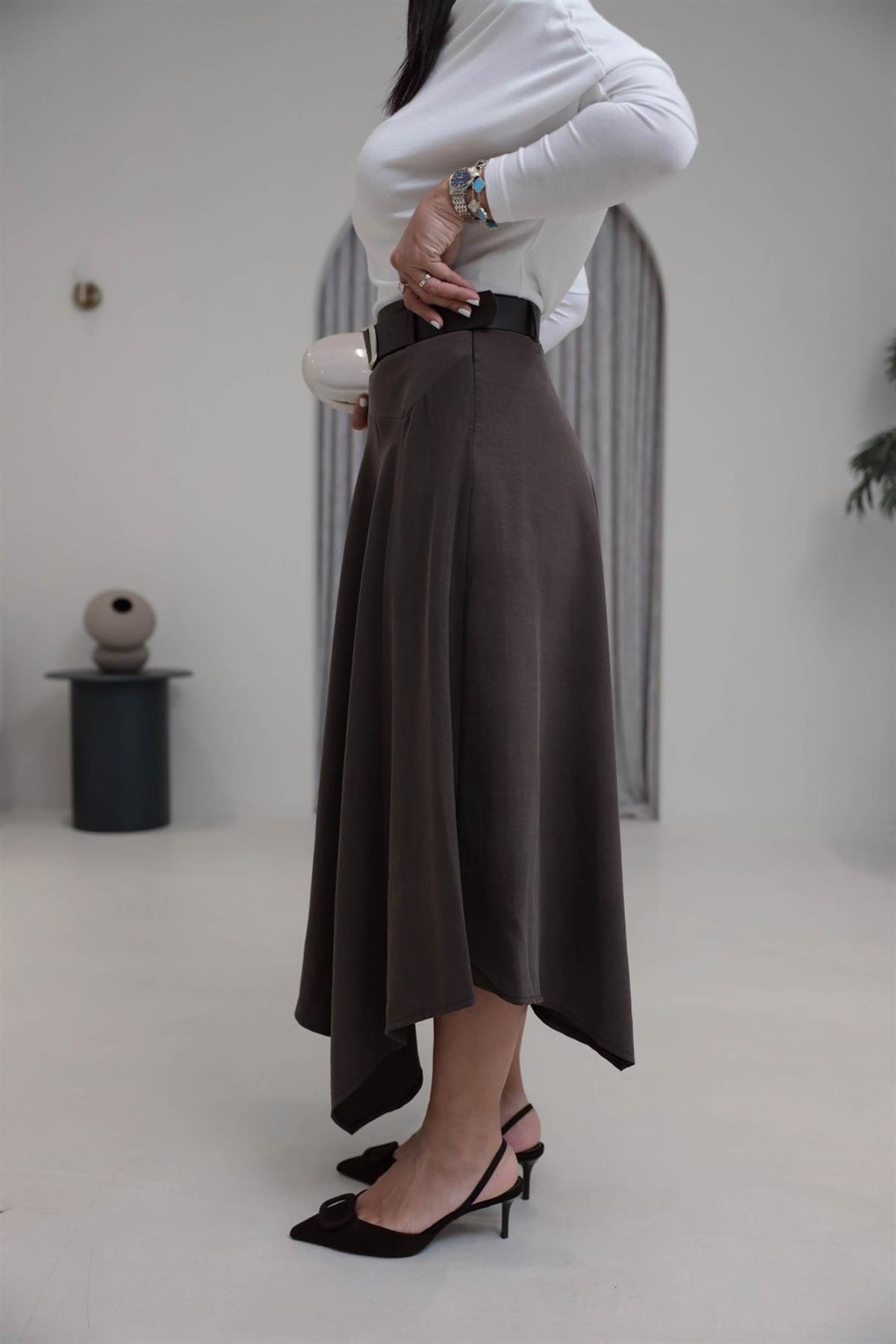 0670 Asimetrik Dikiş Detay Kemerli Kloş Etek KAHVE