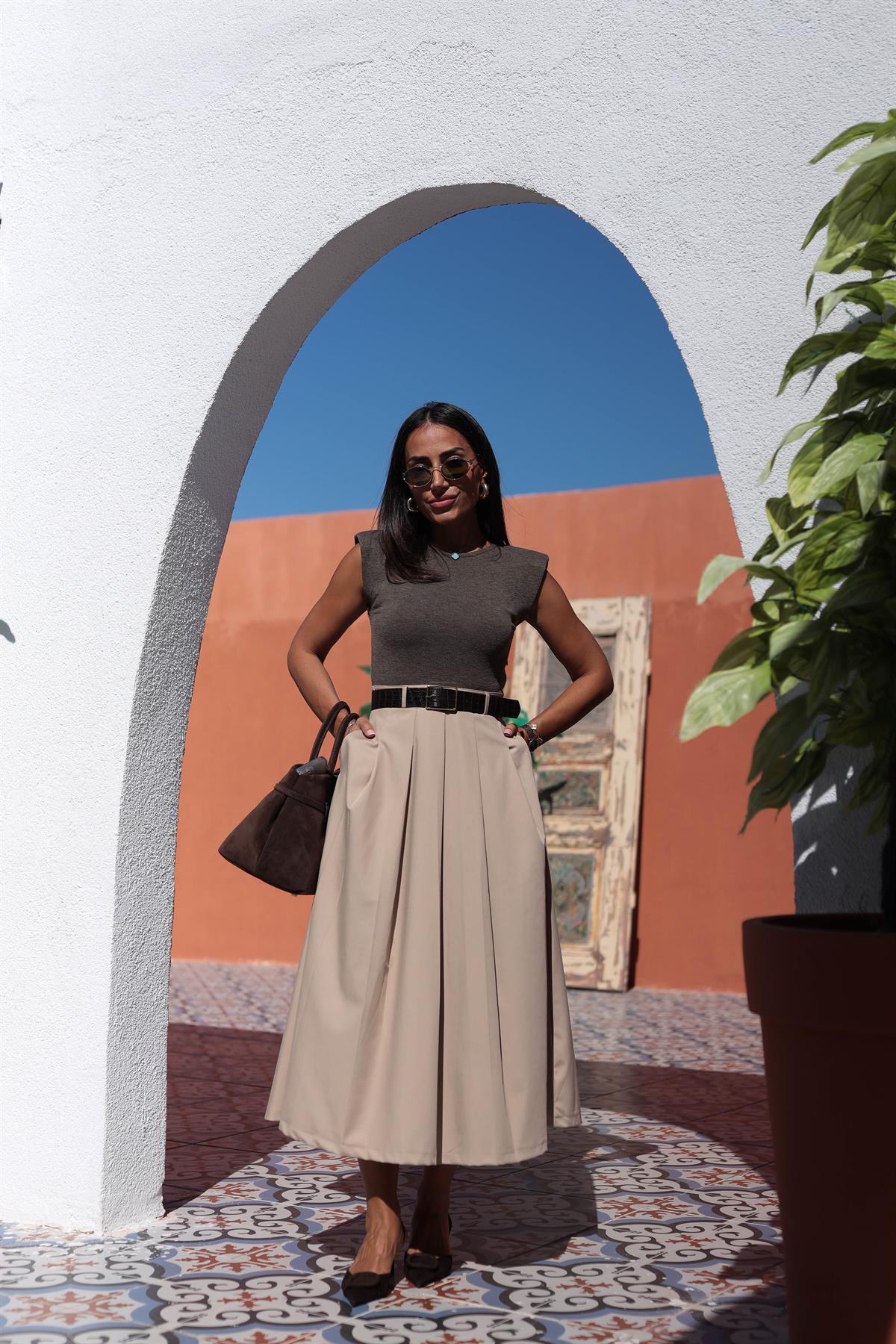 0841 Omzu Vatkalı Kemerli Pileli Elbise BEJ-KAHVE