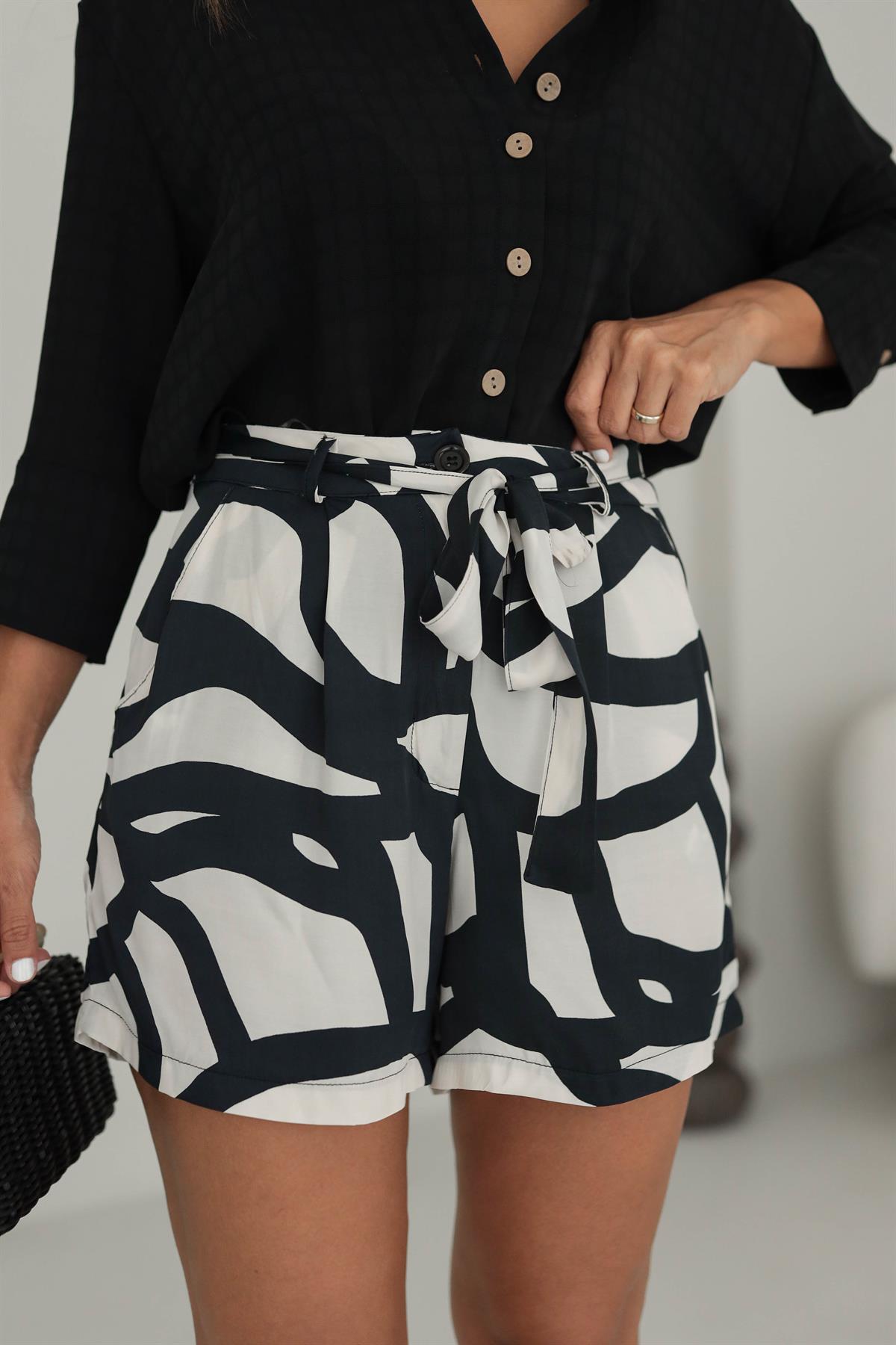 8067 Desenli Kuşaklı Saten Şort