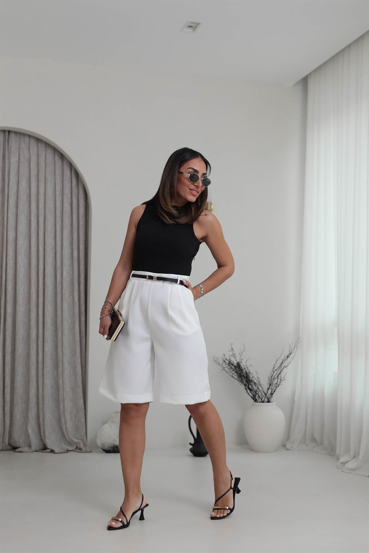6439 Renk Kontrastlı Kemerli Şortlu Tulum SİYAHBEYAZ
