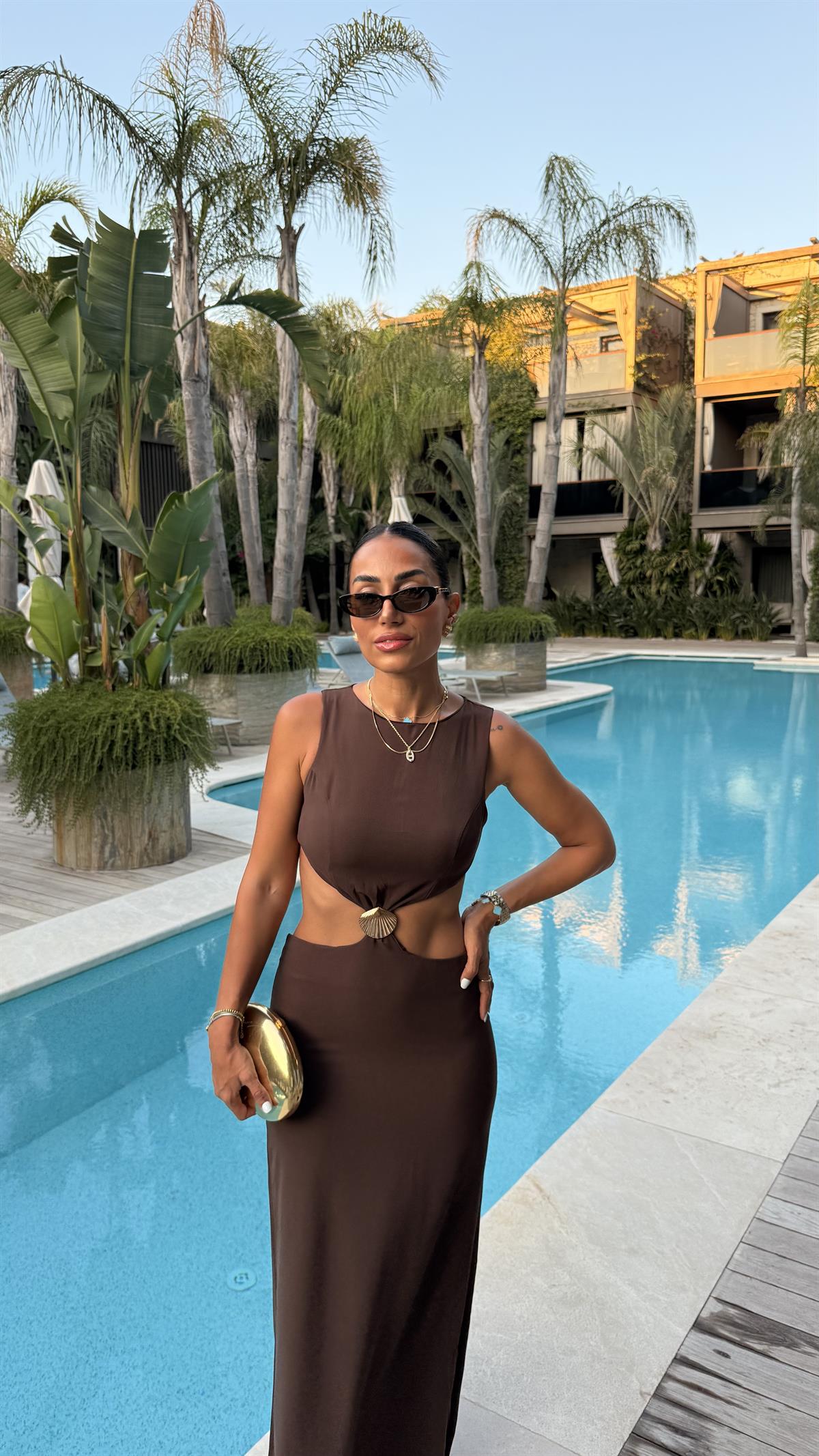 0511 Sıfır Kol Gold Aksesuarlı Bel Dekolteli Elbise KAHVE