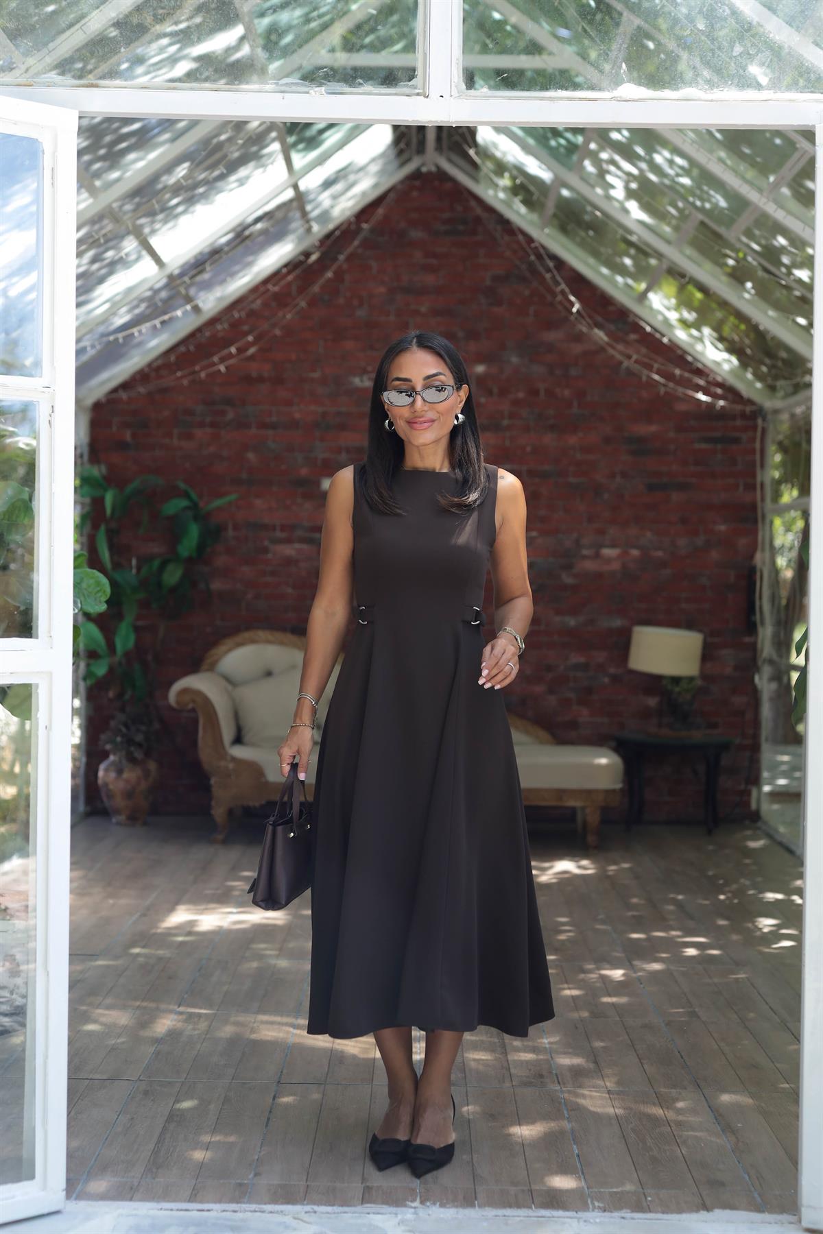 2313 Yan Toka Detaylı Dökümlü Kloş Elbise KAHVE