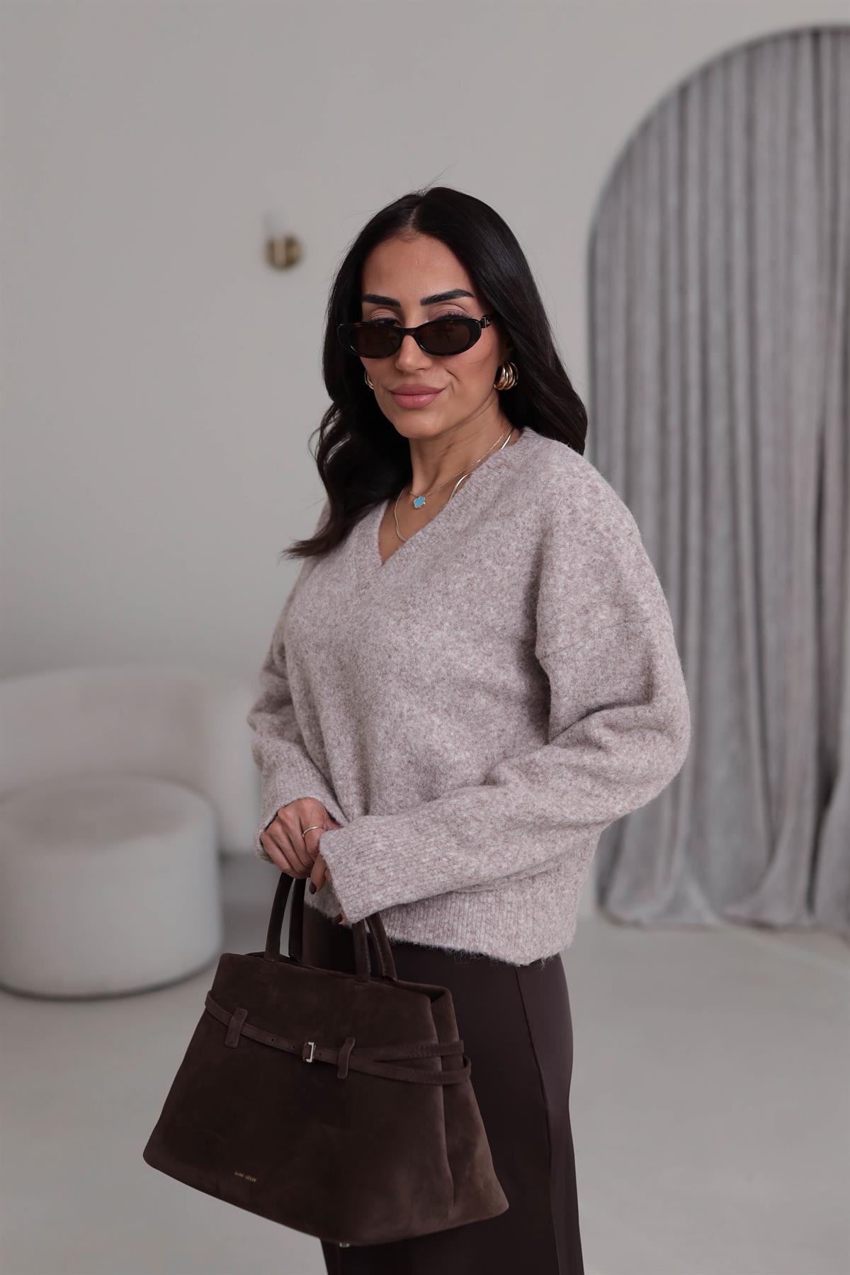 0645 V Yaka Yumuşak Dokulu Triko Kazak VİZON