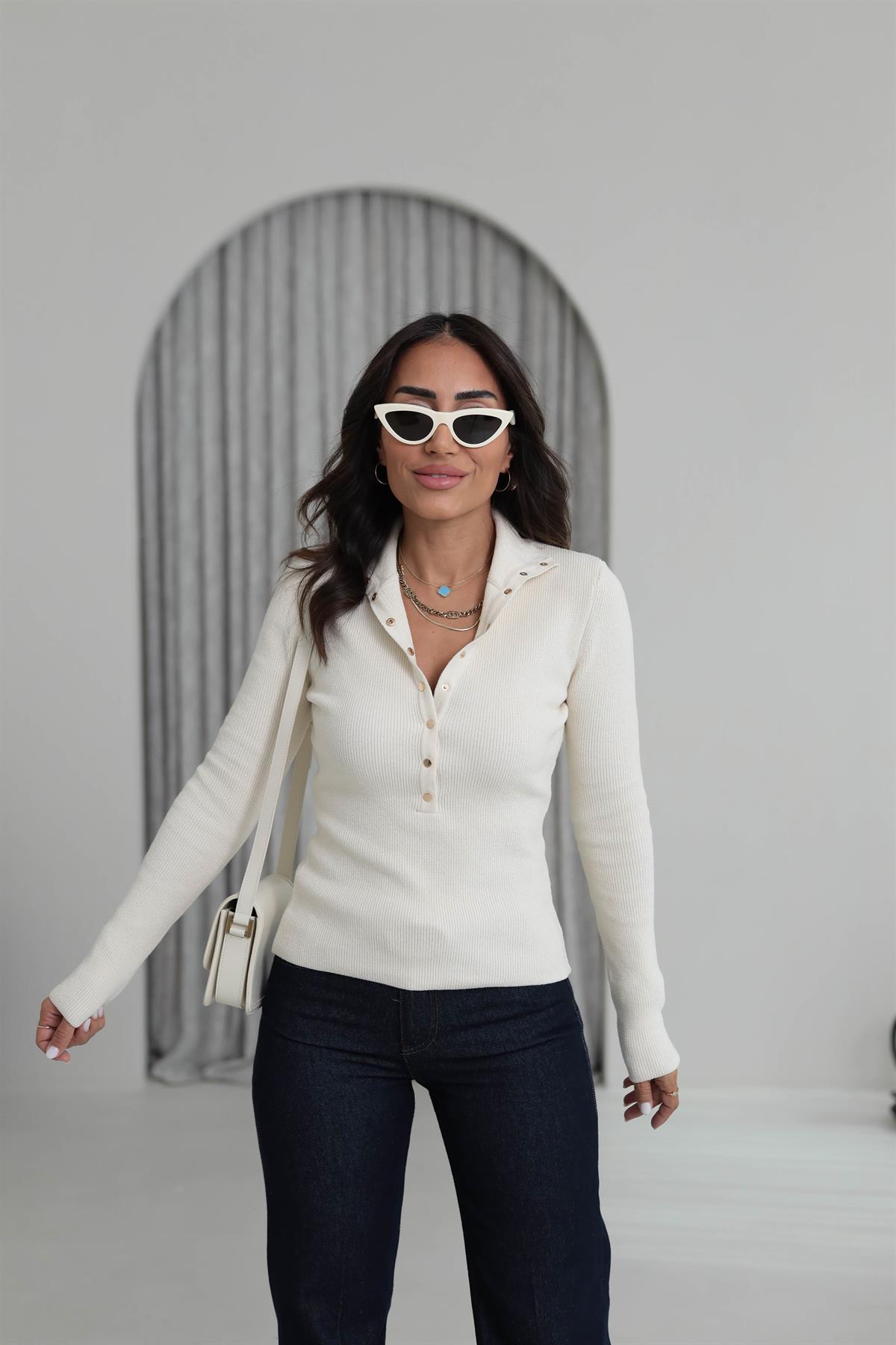 0686 Dik Yaka Çıtçıtlı Triko Kazak KREM