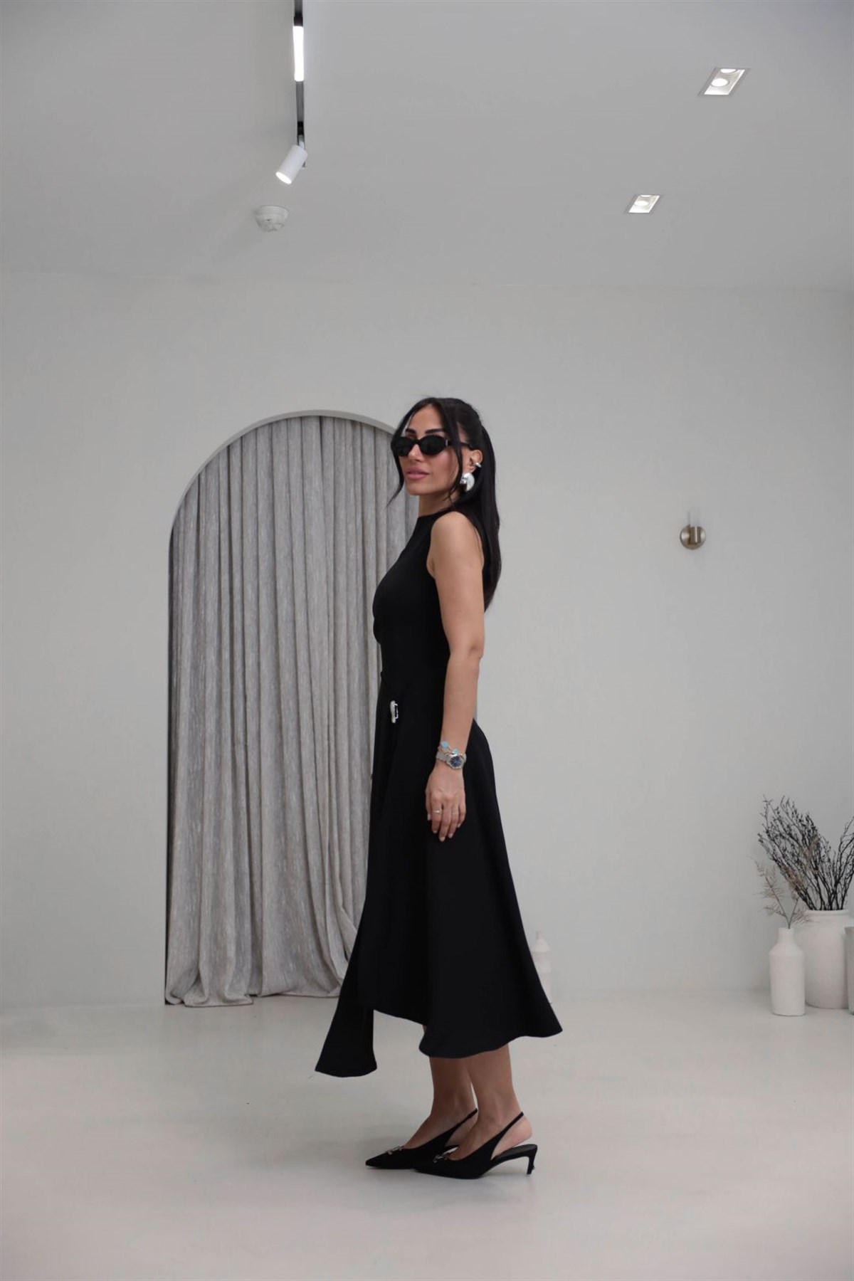 0050 Önü Yırtmaçlı Aksesuarlı Elbise SİYAH