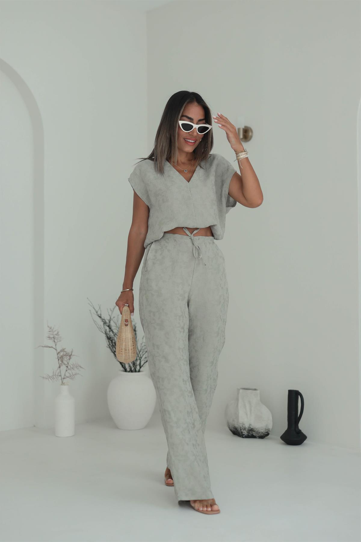 1046 Kolsuz Hafif Parlak Dokulu Pantolon Takım