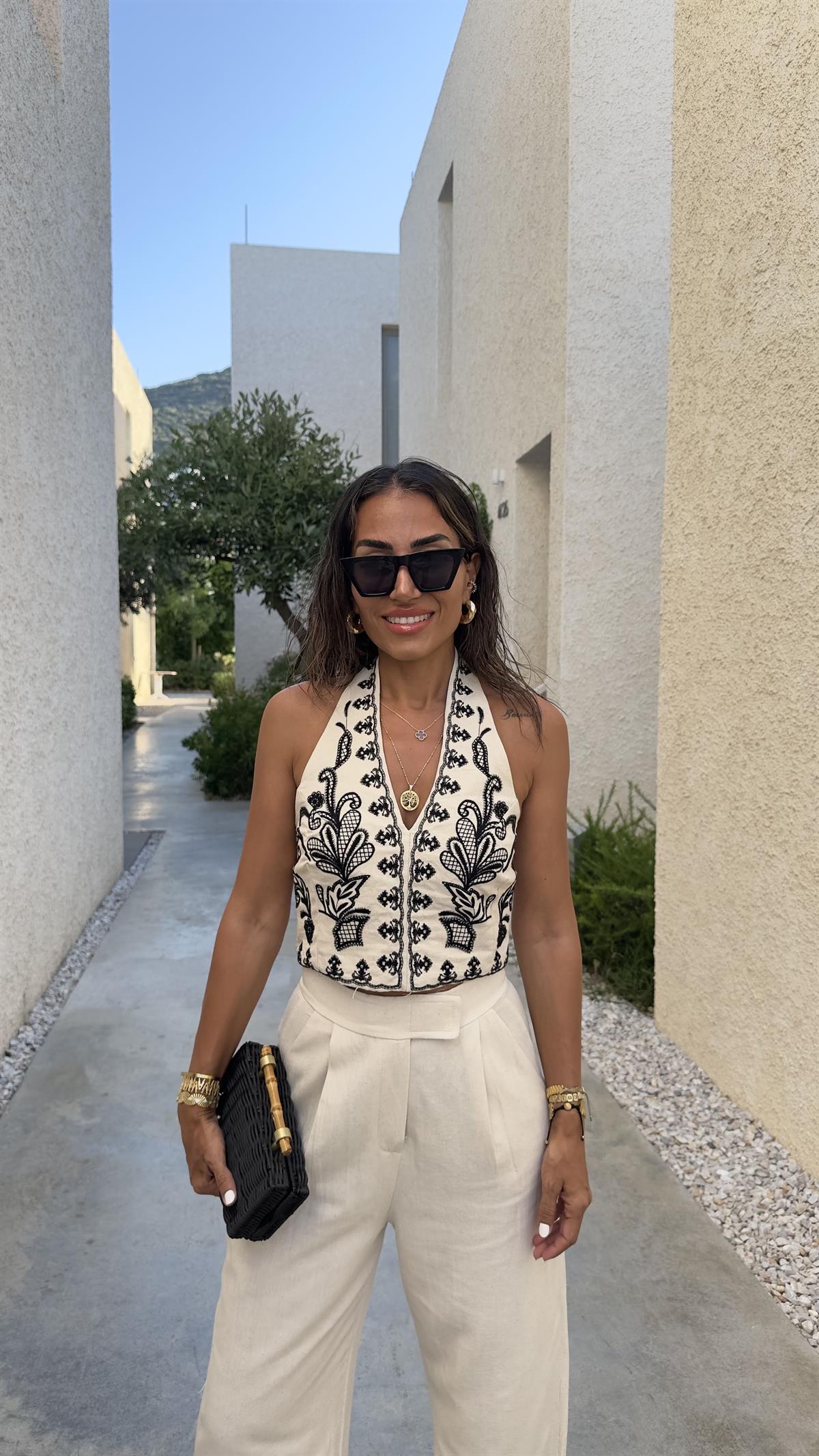 4562 Sırt Dekolteli Nakışlı Yelek