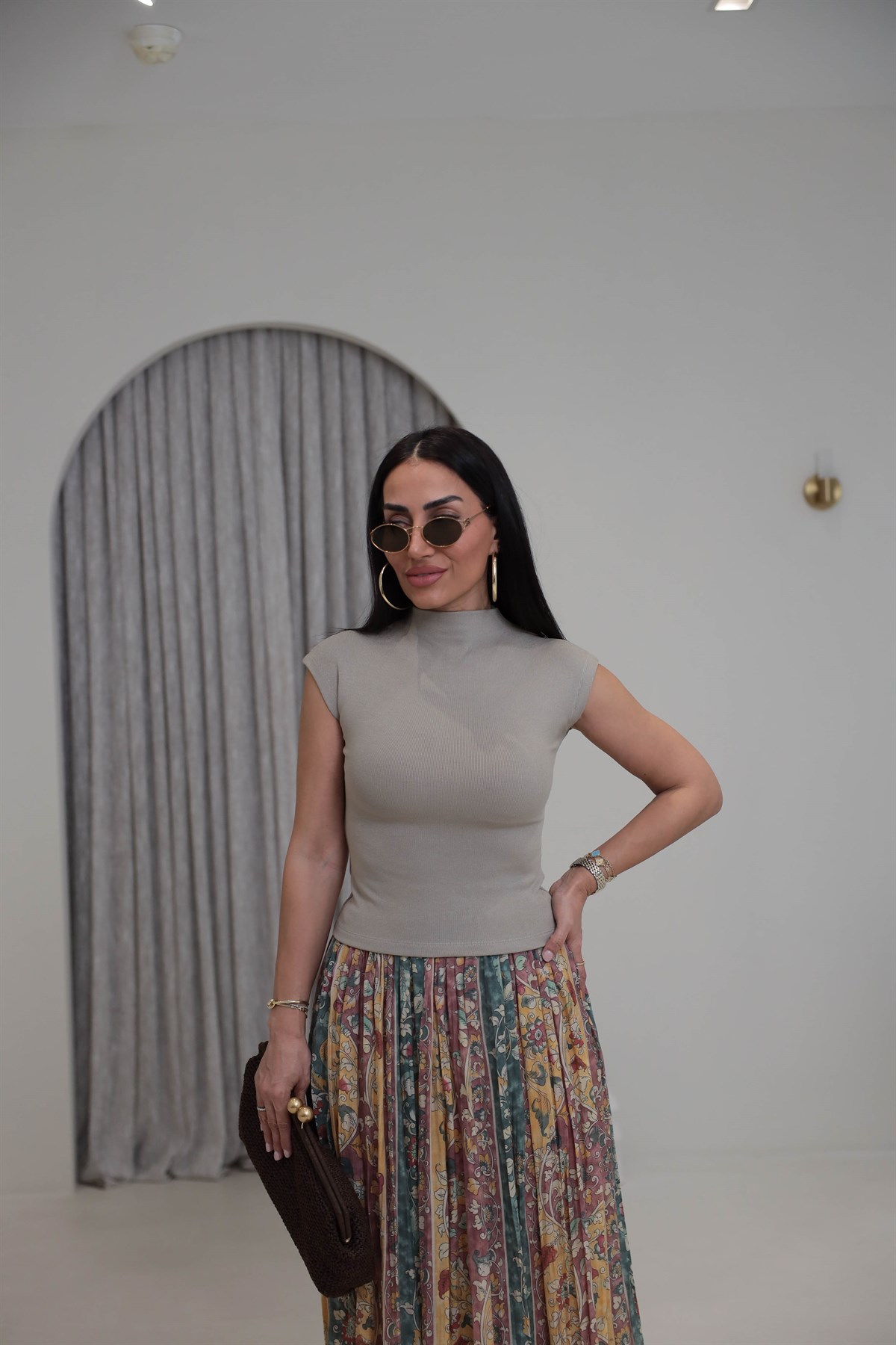 1040 Dik Yaka Sıfır Kol Dokuma Bluz VİZON