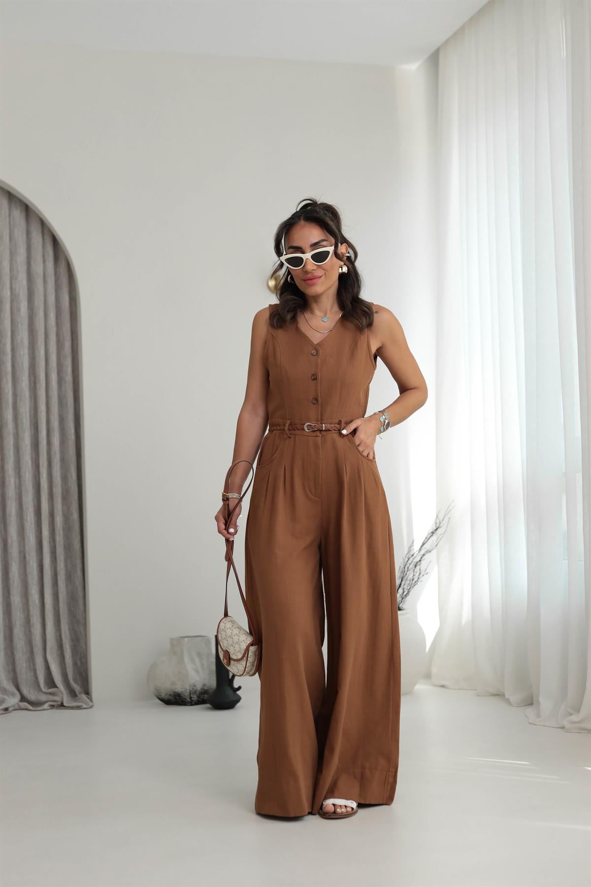 0022 Sıfır Kol Kemerli Keten Tulum TABA