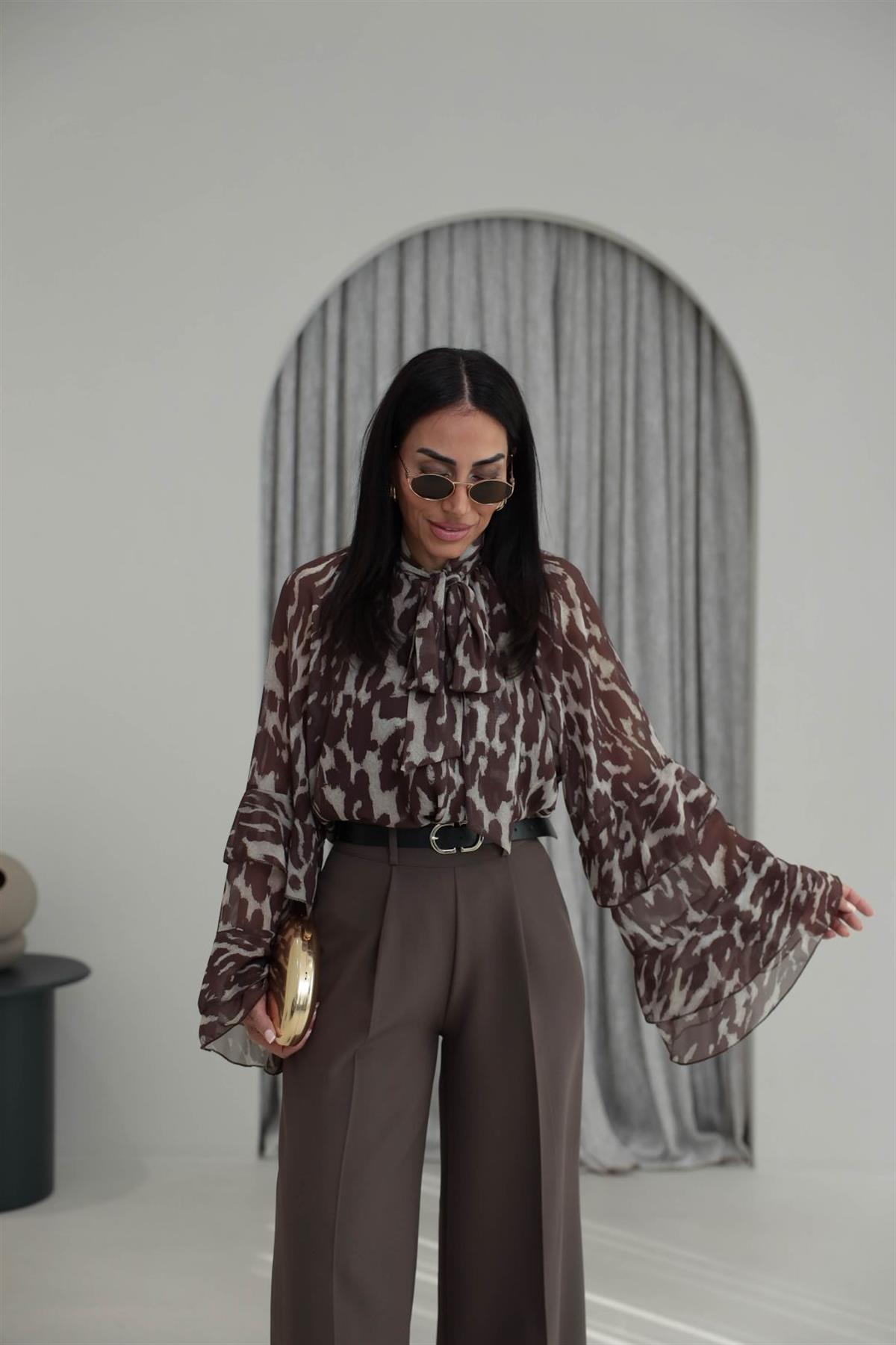 5024 Fularlı Kolları Volanlı Desenli Şifon Bluz KAHVE