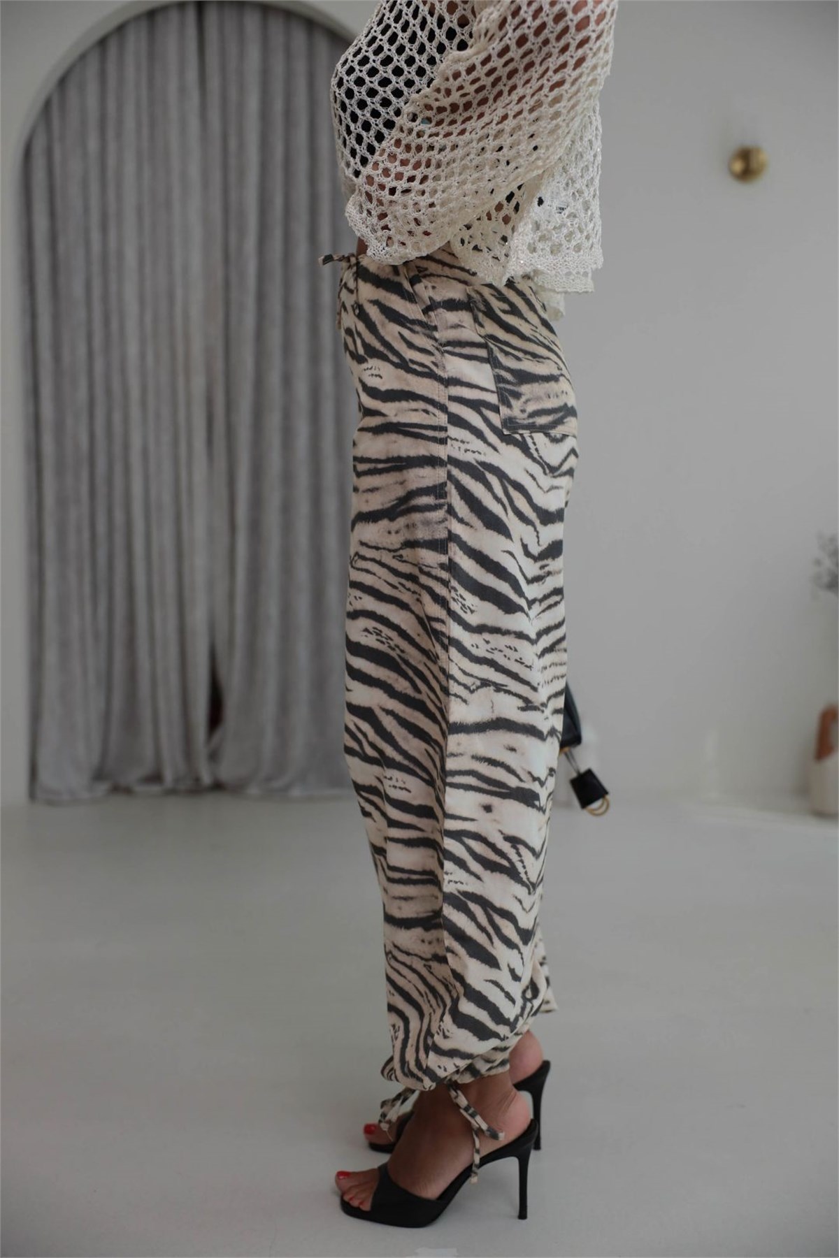 9005 Bel ve Paça Bağcıklı Zebra Desen Pantolon BEJ