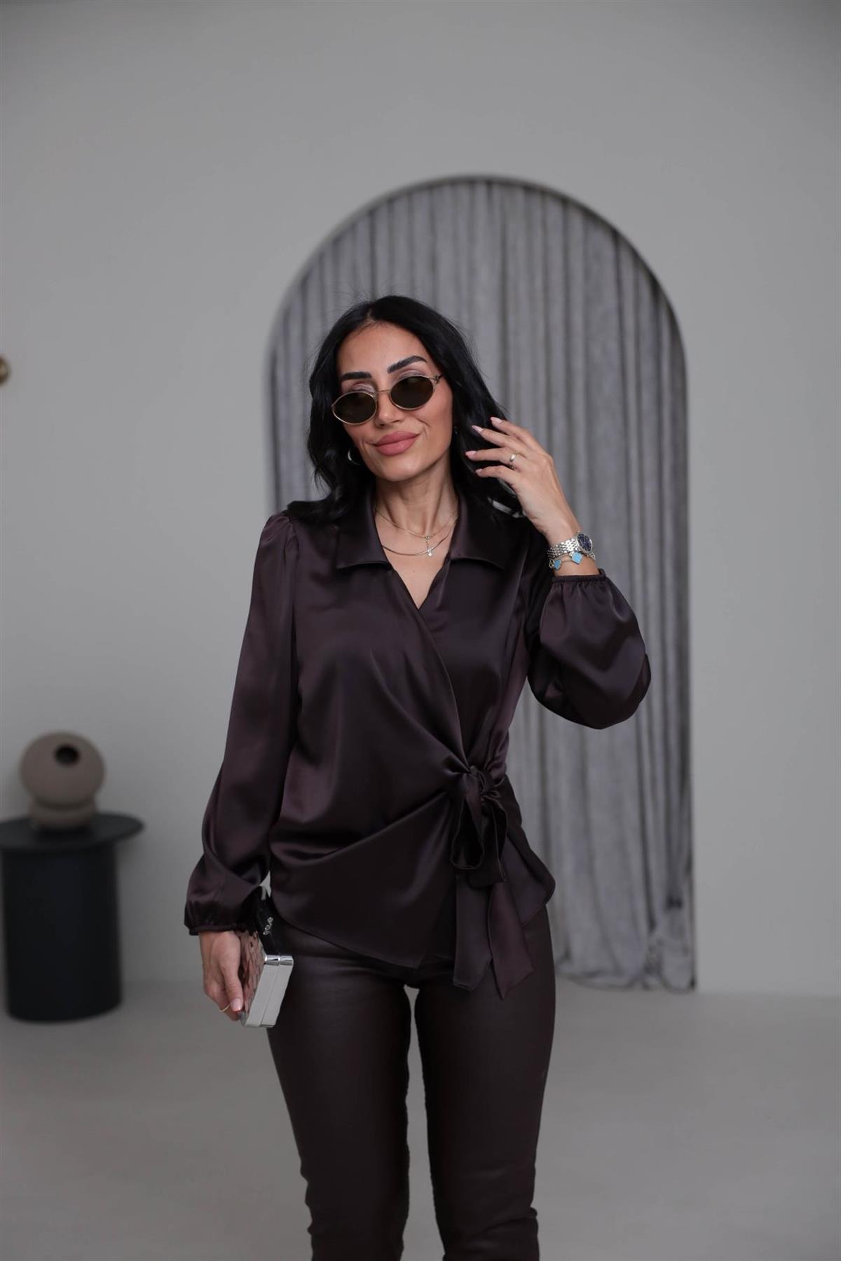 K0132 Kruvaze Yaka İpek Saten Gömlek Bluz KOYU KAHVE