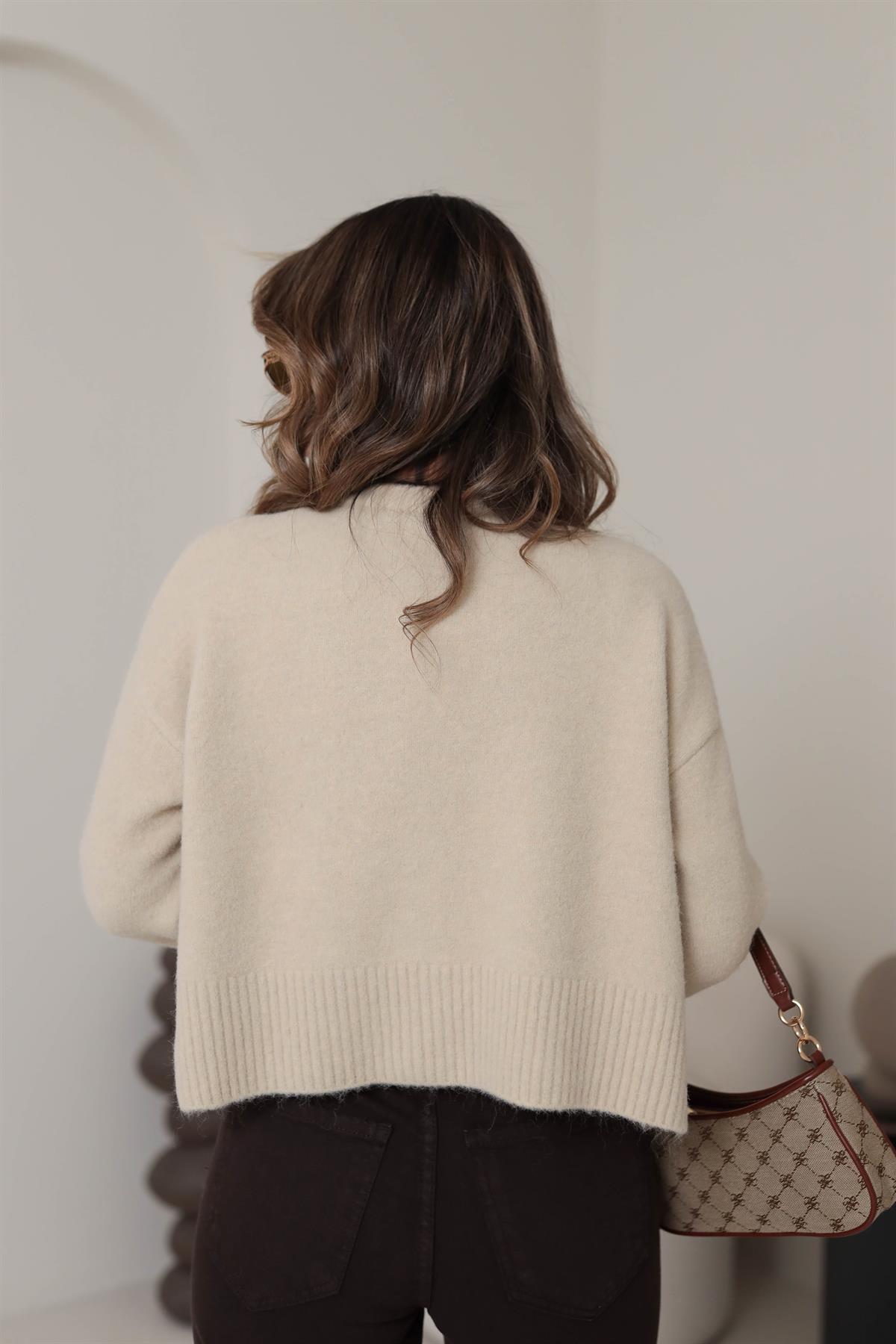 0280 Düğmeli Yumoş Yanları Yırtmaçlı Hırka KOYU BEJ