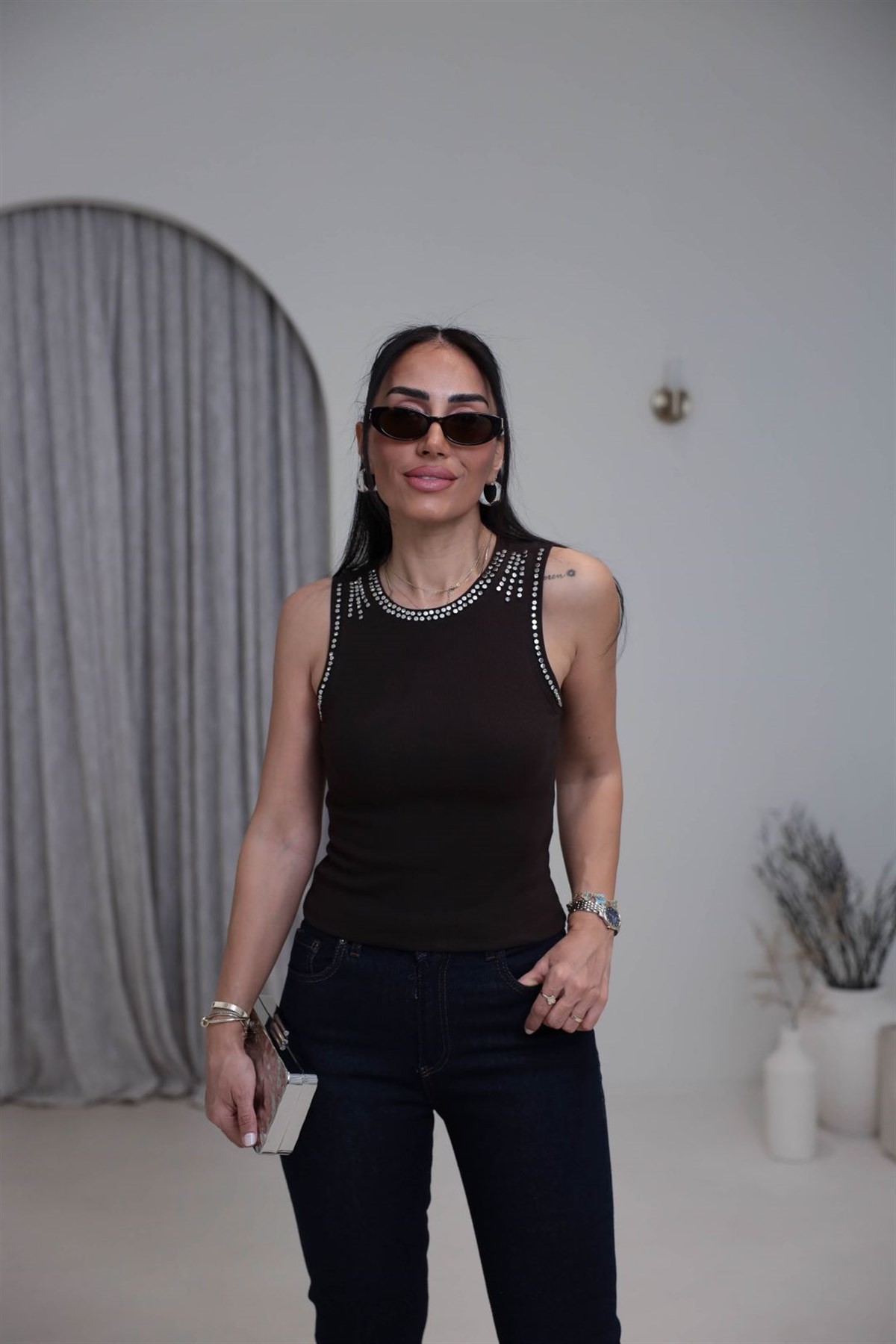 8162 Yaka ve Kol Taşlı Zımbalı Fitilli Atlet ACI KAHVE