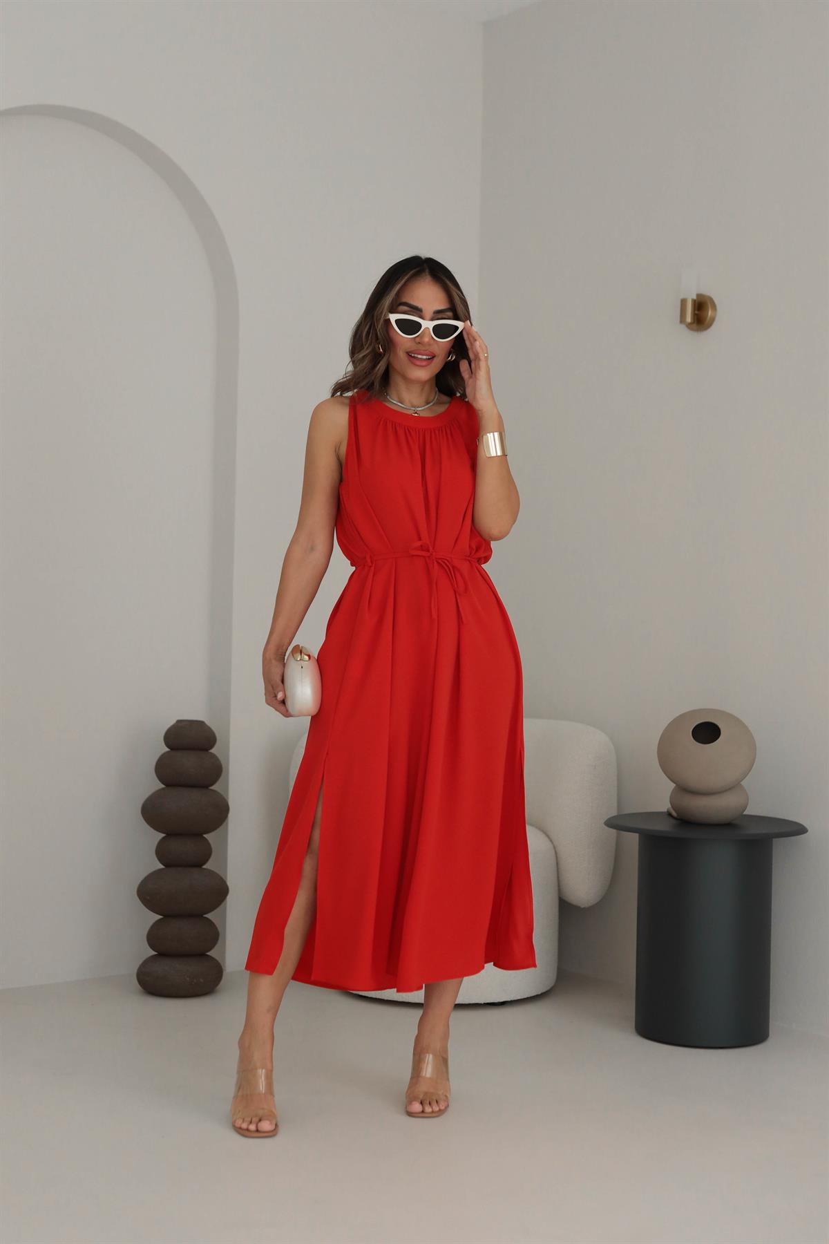 1402 Yandan Yırtmaçlı Bel Kuşaklı Sıfır Kol Elbise