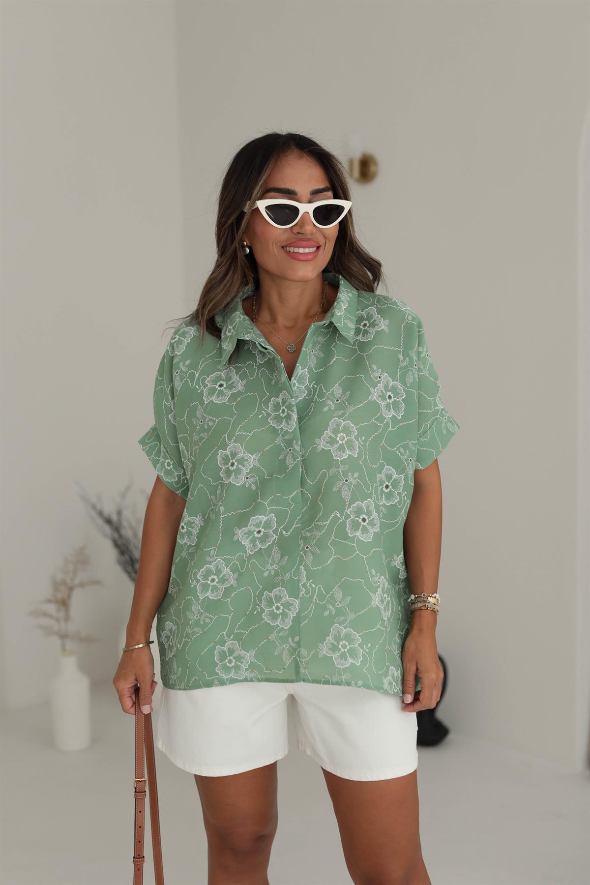 7427 Çiçek Desenli Kısa Kol Sırtı Düğmeli Gömlek