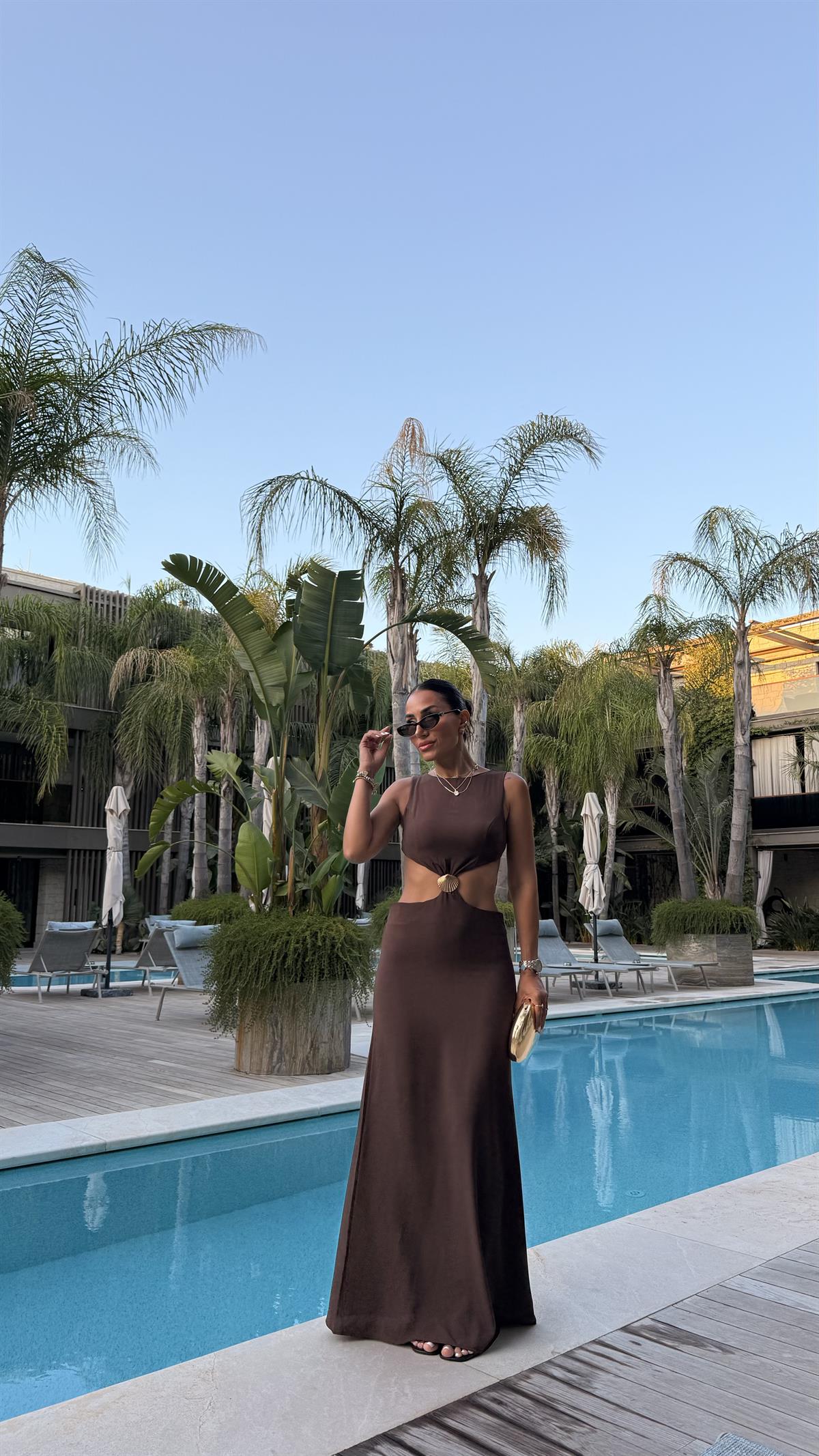 0511 Sıfır Kol Gold Aksesuarlı Bel Dekolteli Elbise KAHVE