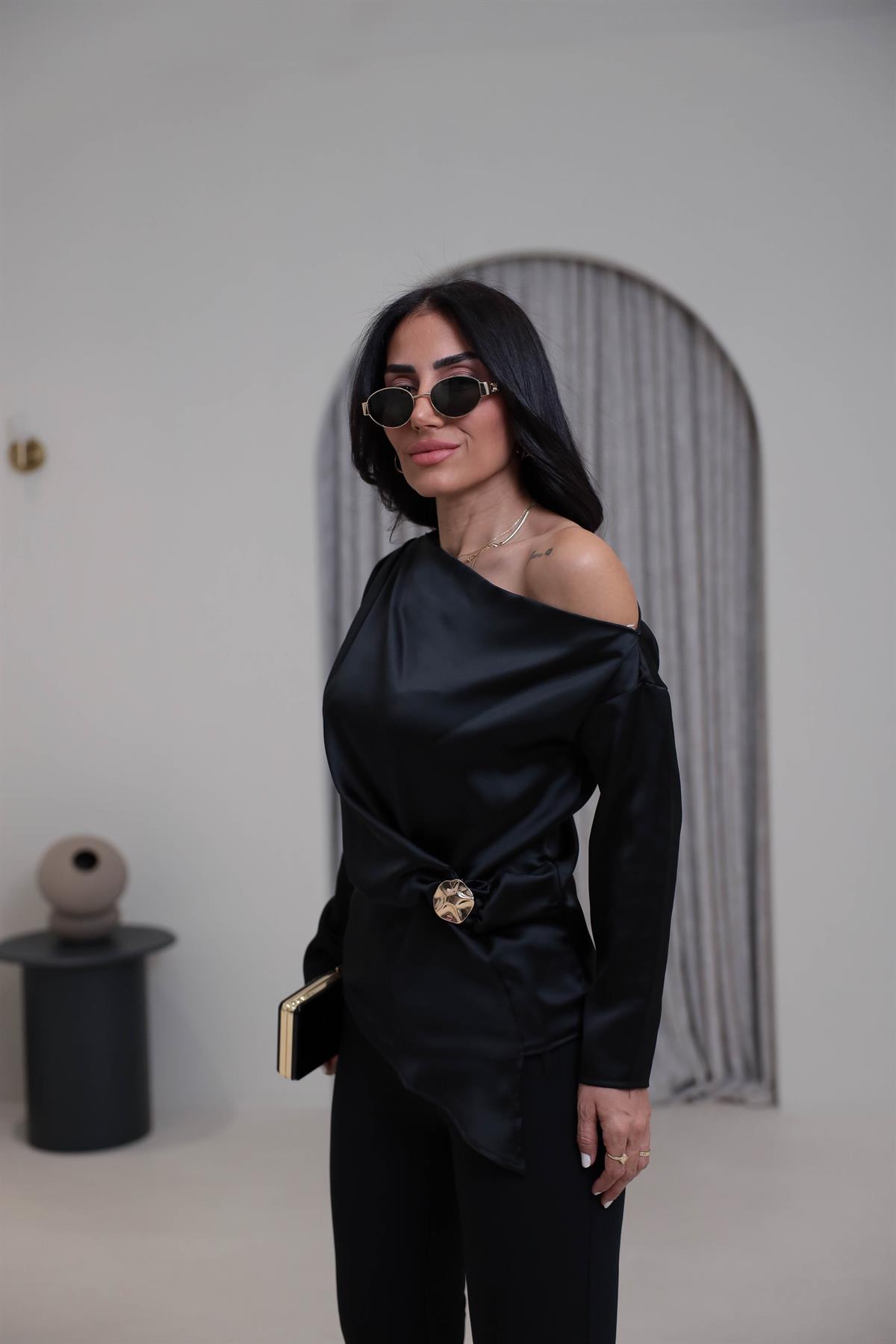 2245 Kayık Yaka Broş Detaylı Saten Bluz SİYAH