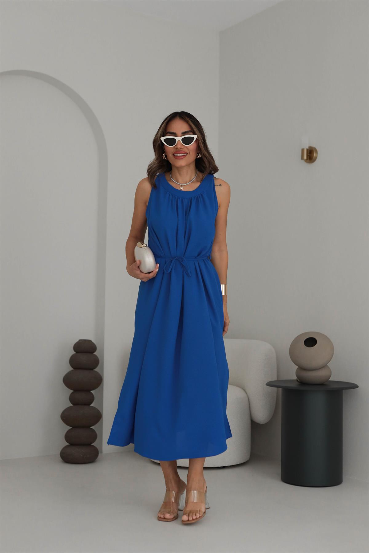 1402 Yandan Yırtmaçlı Bel Kuşaklı Sıfır Kol Elbise