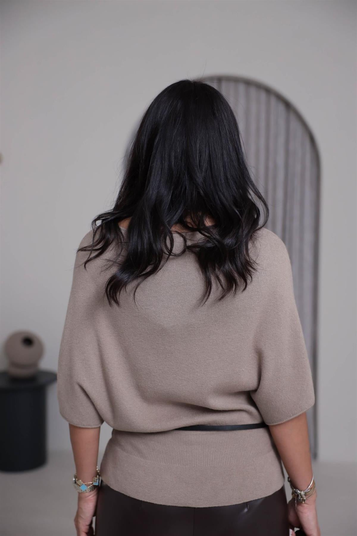 0838 Kayık Yaka Kemerli Triko Kazak VİZON