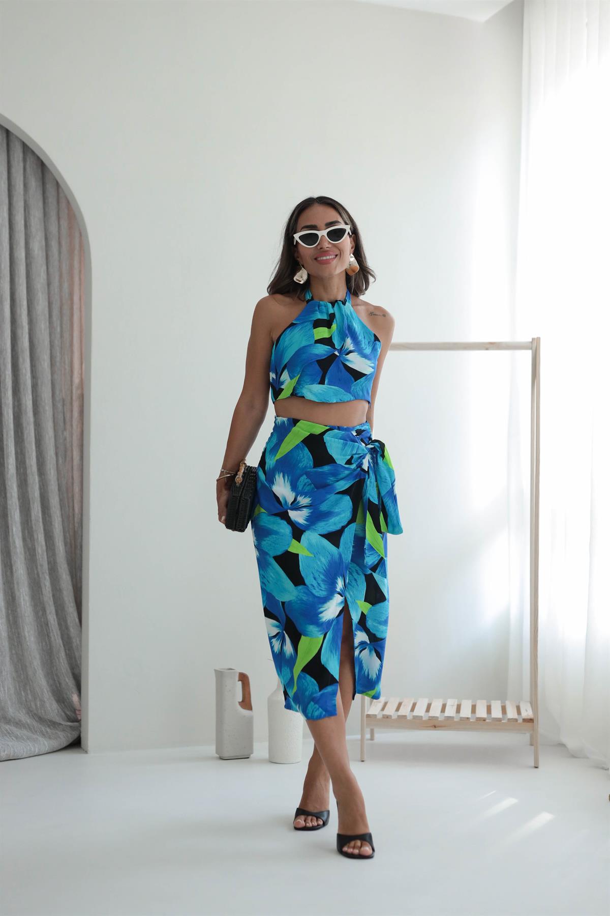 8790 Boyundan Bağlamalı Büstiyer & Anvelop Etekli Takım