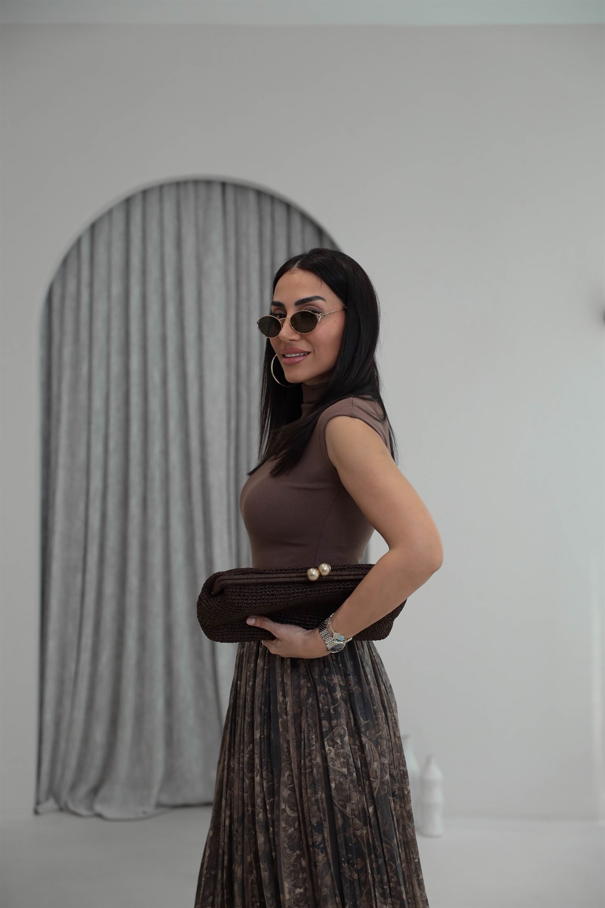 1040 Dik Yaka Sıfır Kol Dokuma Bluz KAHVE