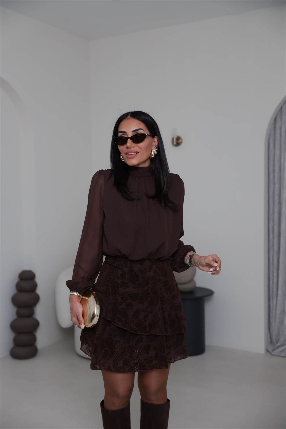 3863 Eteği Flok Baskı Katlı Elbise KAHVE