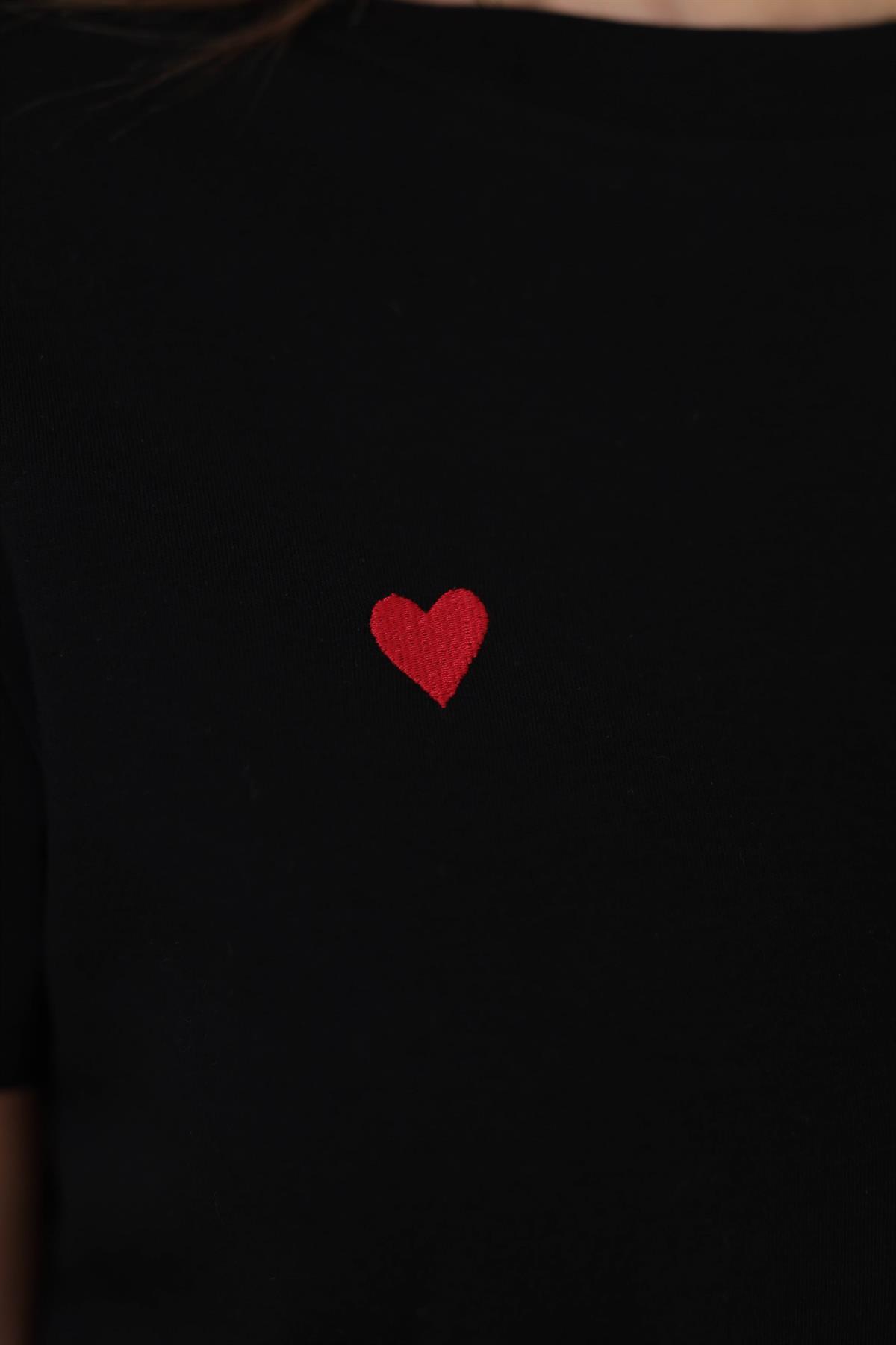 0584 Bisiklet Yaka Kalp Nakış Tshirt SİYAH