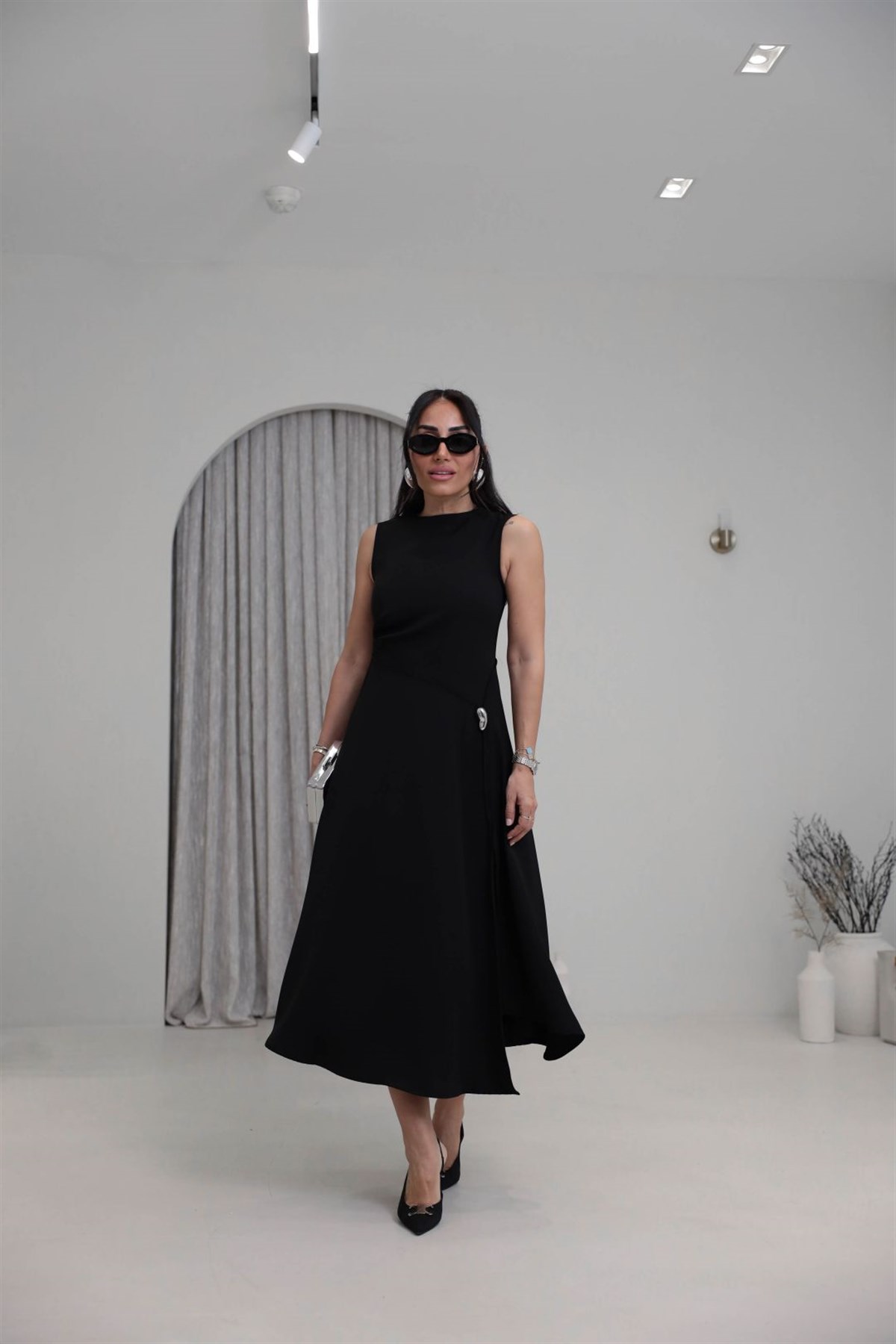 0050 Önü Yırtmaçlı Aksesuarlı Elbise SİYAH