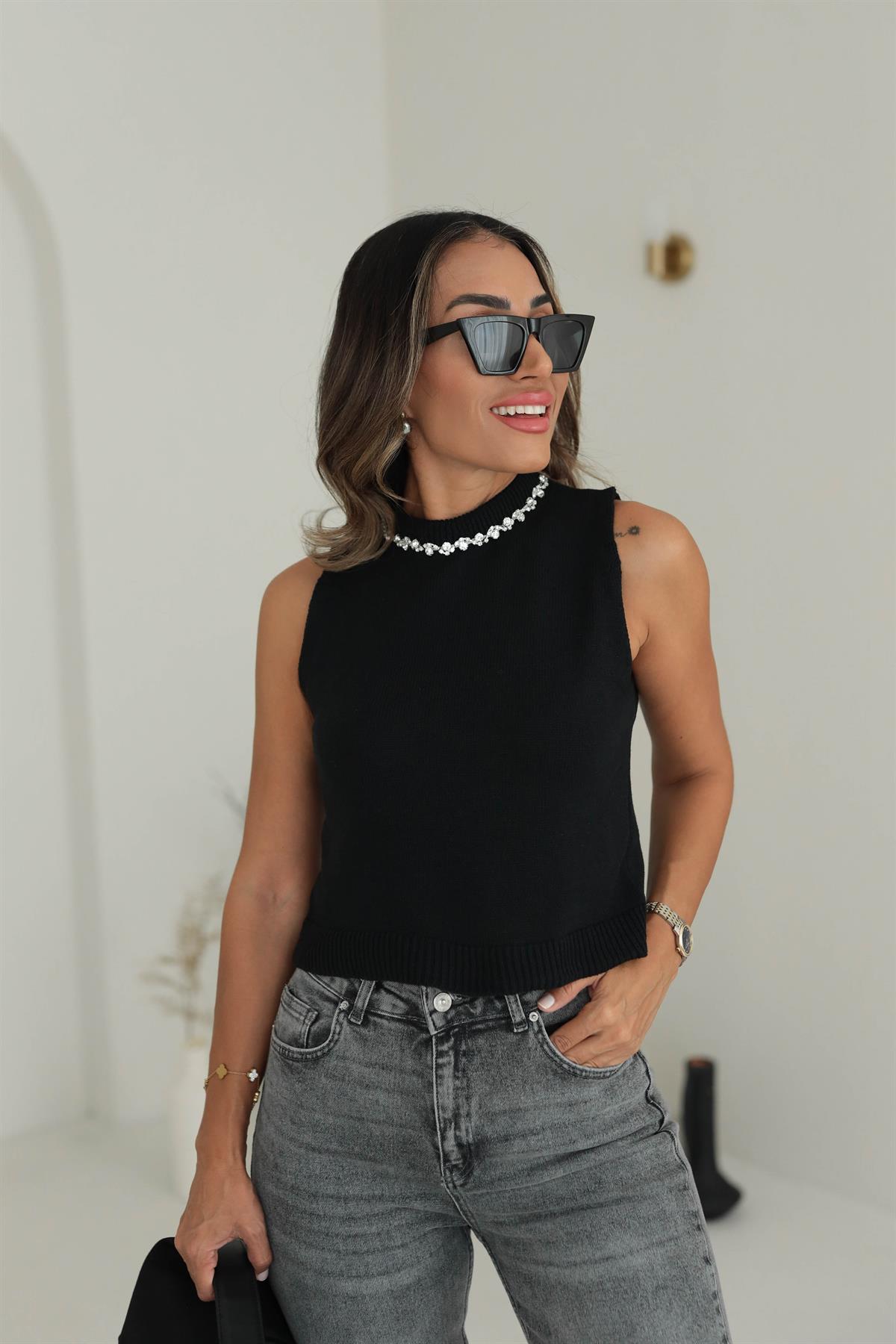 4359 Yakası Taşlı Sıfır Kol Triko Bluz