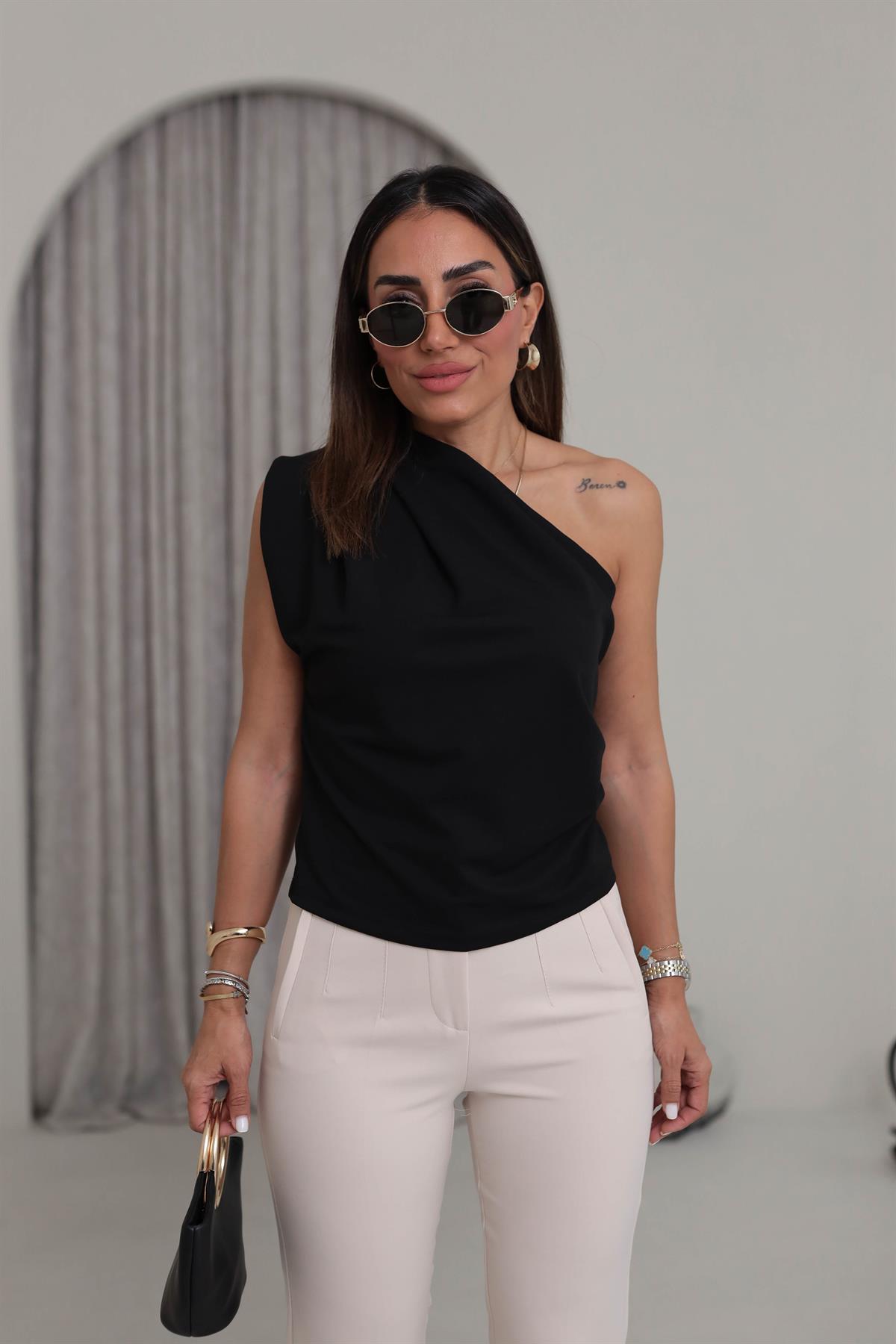 0056 Tek Omuz Detaylı Drapeli Bluz SİYAH