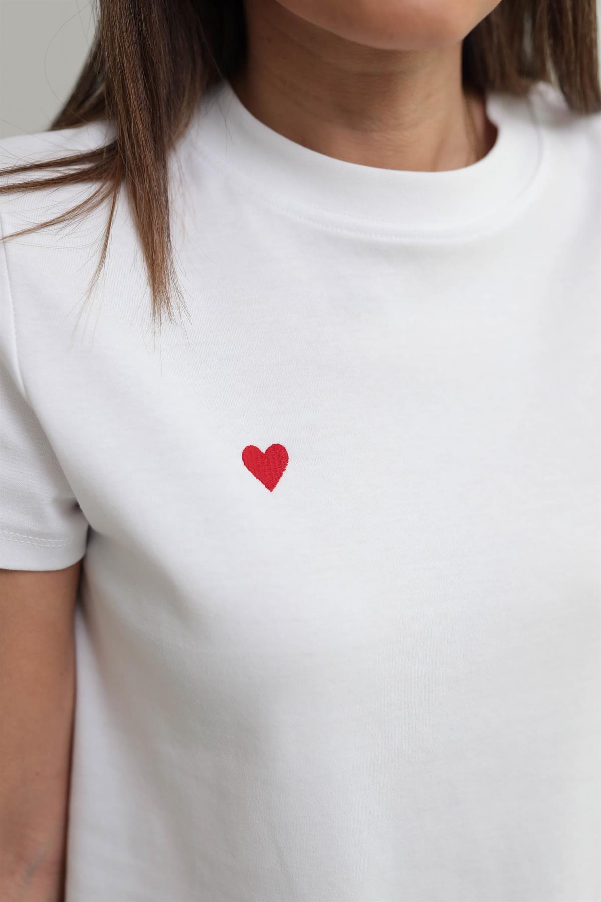 0584 Bisiklet Yaka Kalp Nakış Tshirt BEYAZ