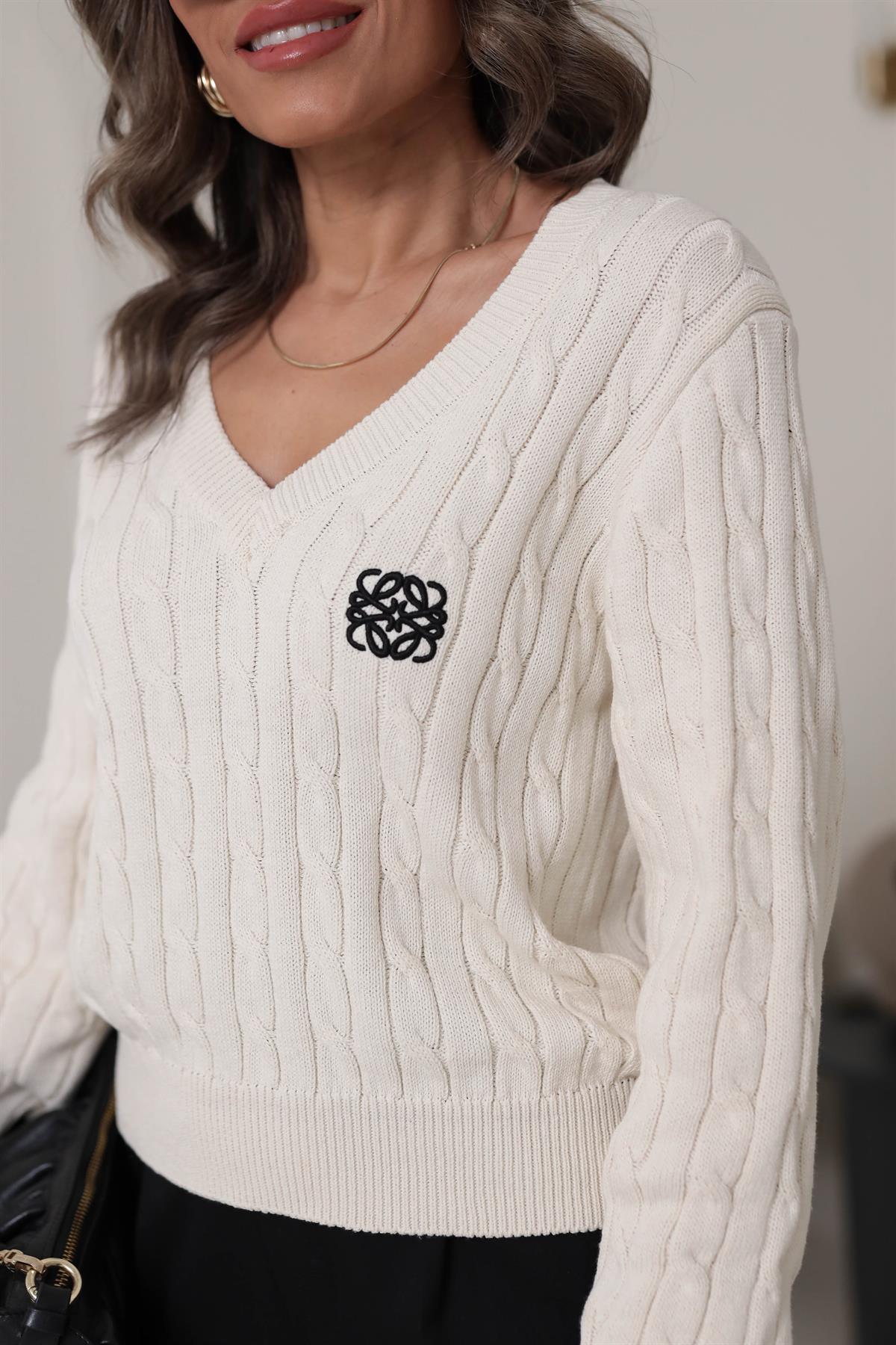 2428 V Yaka Nakışlı Saç Örgü Kazak KREM