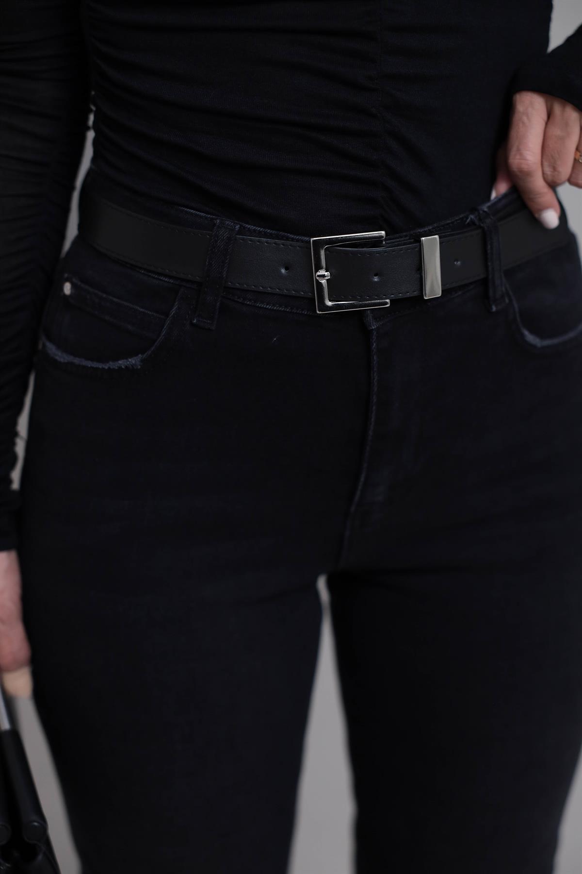 D906 Kemerli Slim Mom Fit Jean SİYAH