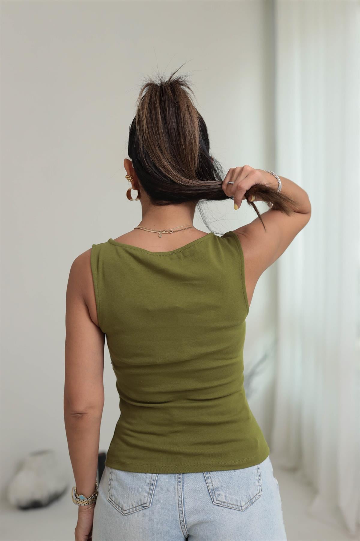 1589 Büzgülü Kayık Yaka Pamuklu Bluz YAĞ YEŞİLİ