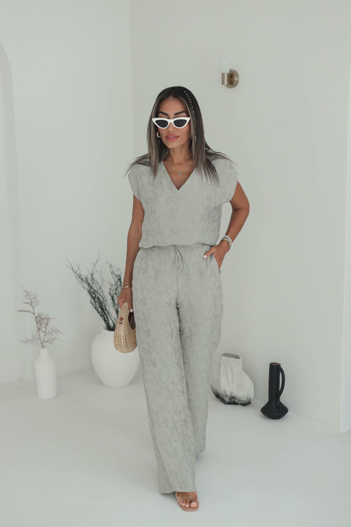 1046 Kolsuz Hafif Parlak Dokulu Pantolon Takım